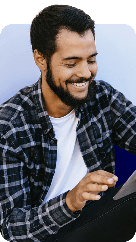 Técnico de TI da FindUP feliz mexendo no tablet