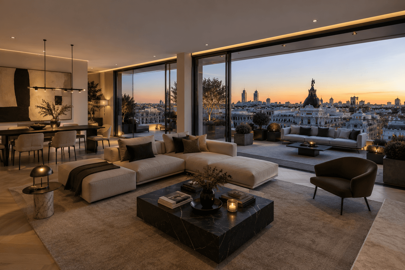 Salón de un ático con ventanal panorámico y vistas a la ciudad al atardecer
