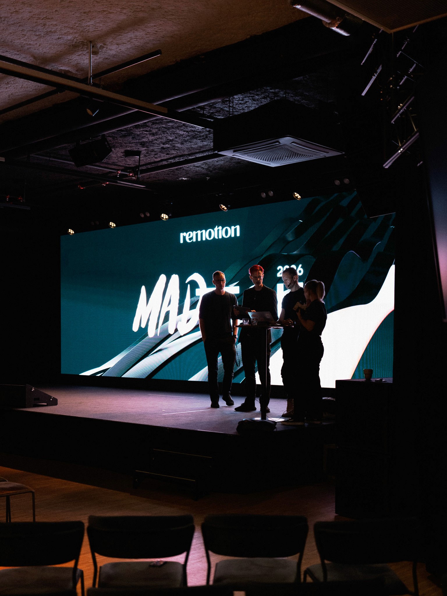 Fyra personer på scenen framför en stor skärm med Remotions logotyp och MadTech 2026