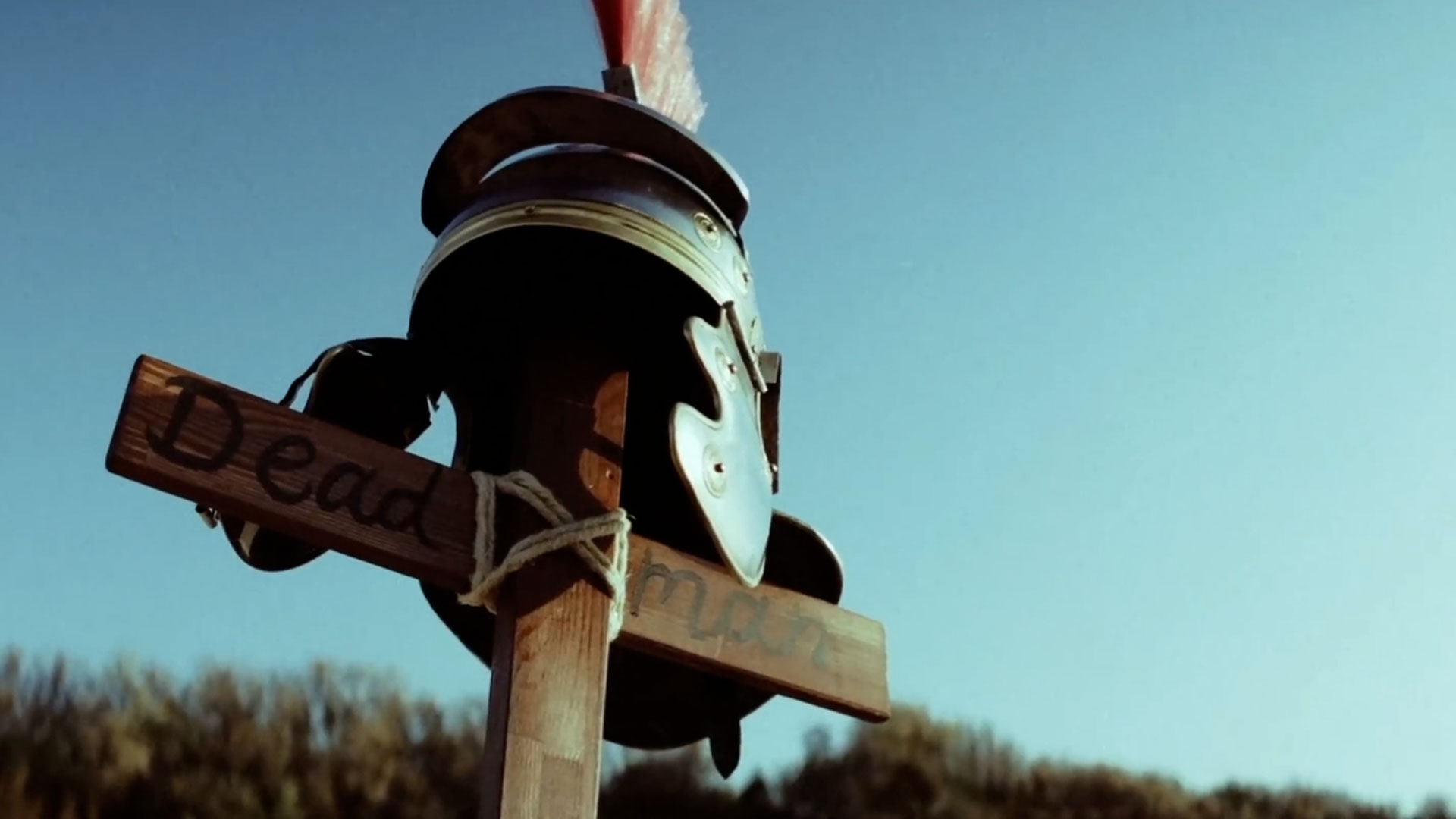 Ein Kreuz mit Ritterhelm aus dem Musikvideo der Beatsteaks