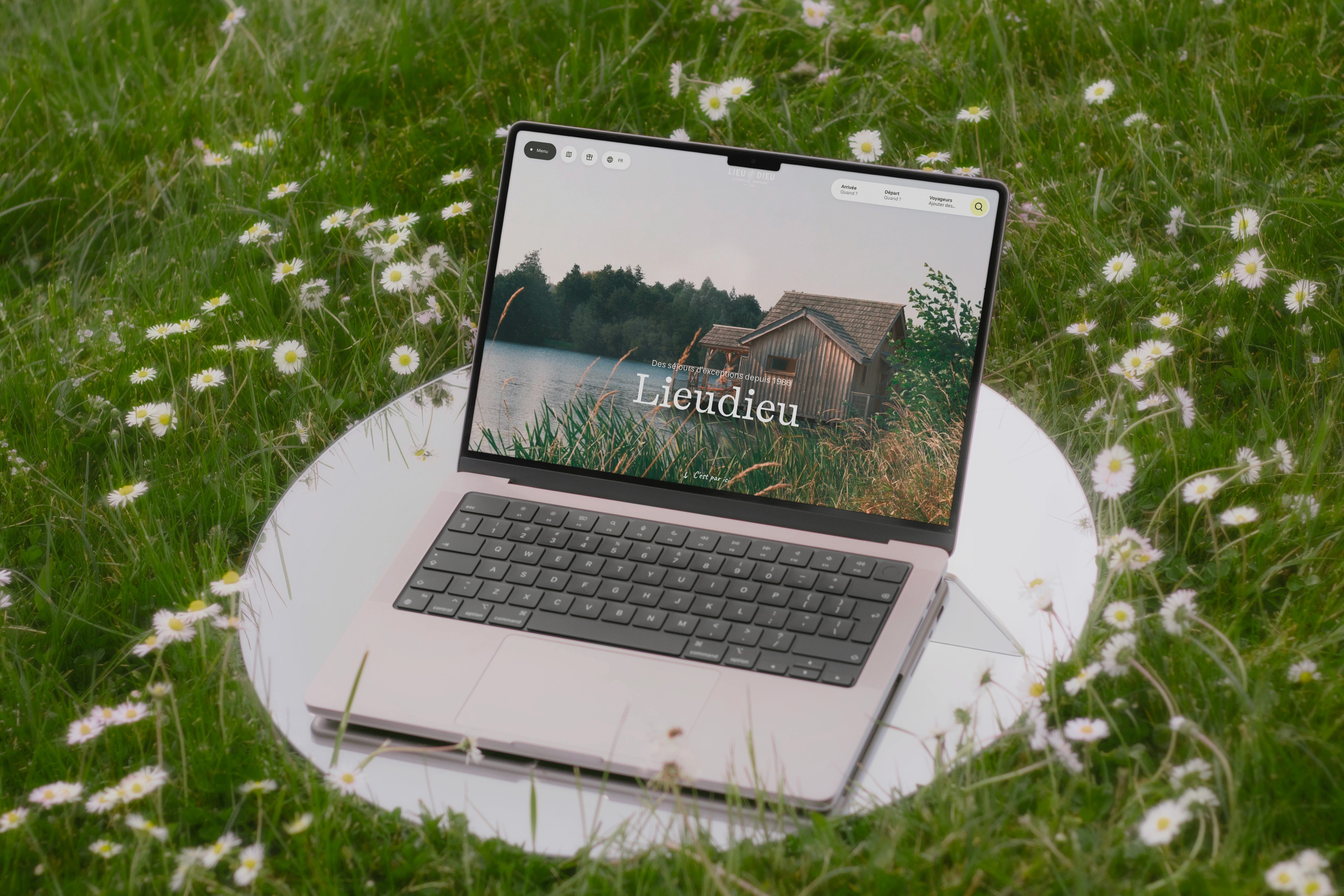 Women checkin Clipperton website