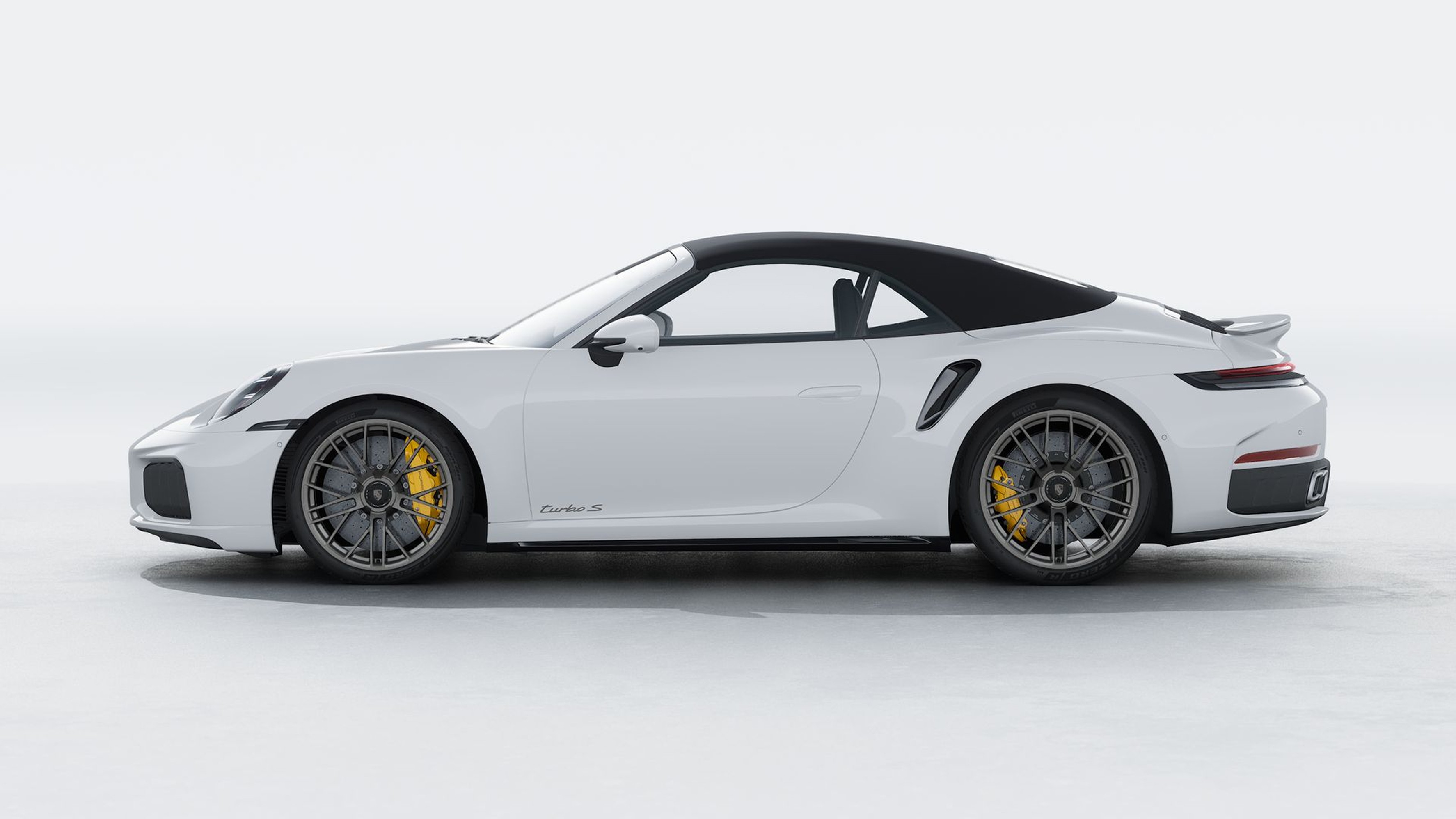 Porsche 911 Turbo S blanche en profil latéral sur fond épuré