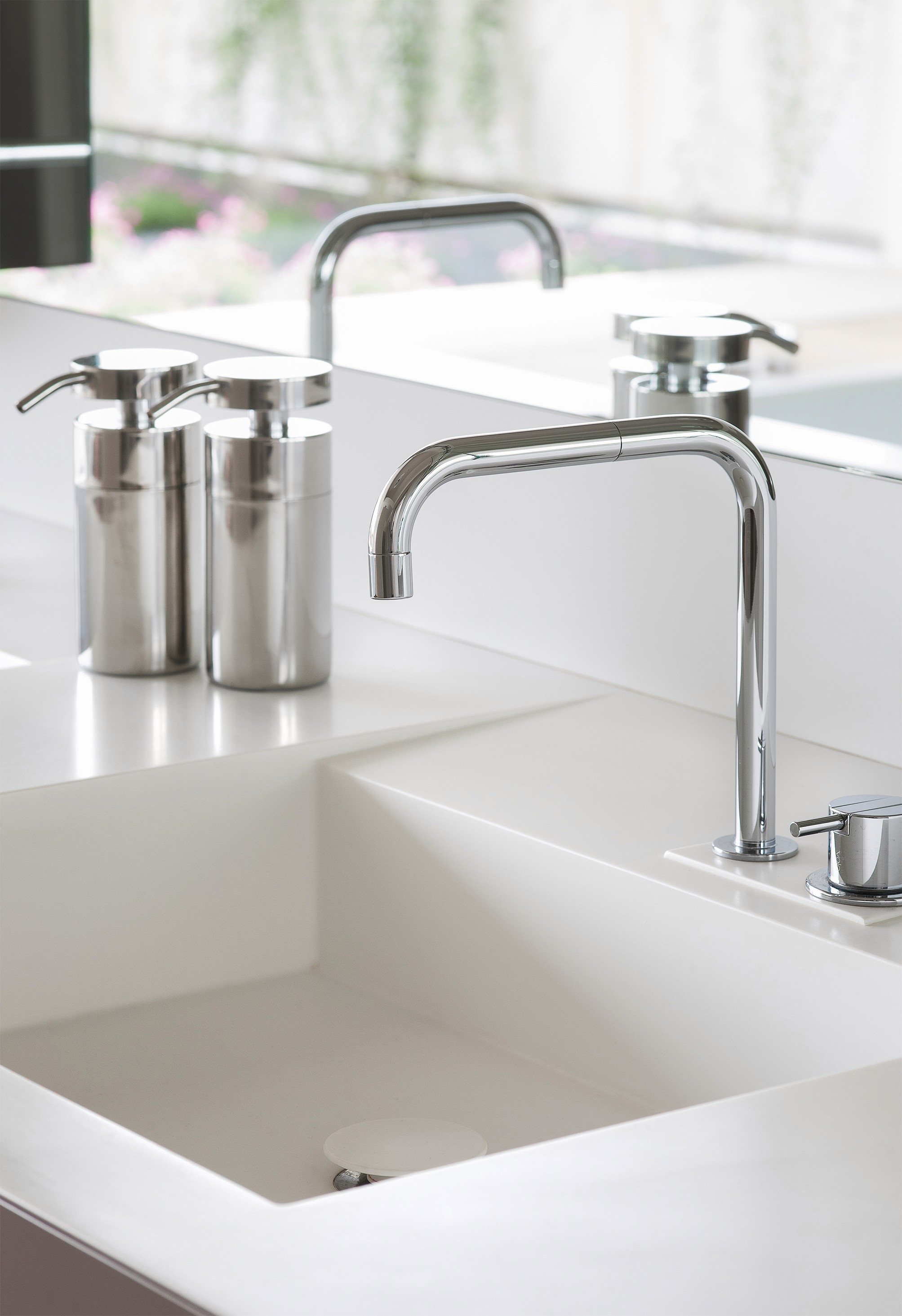 dettaglio lavabo corian