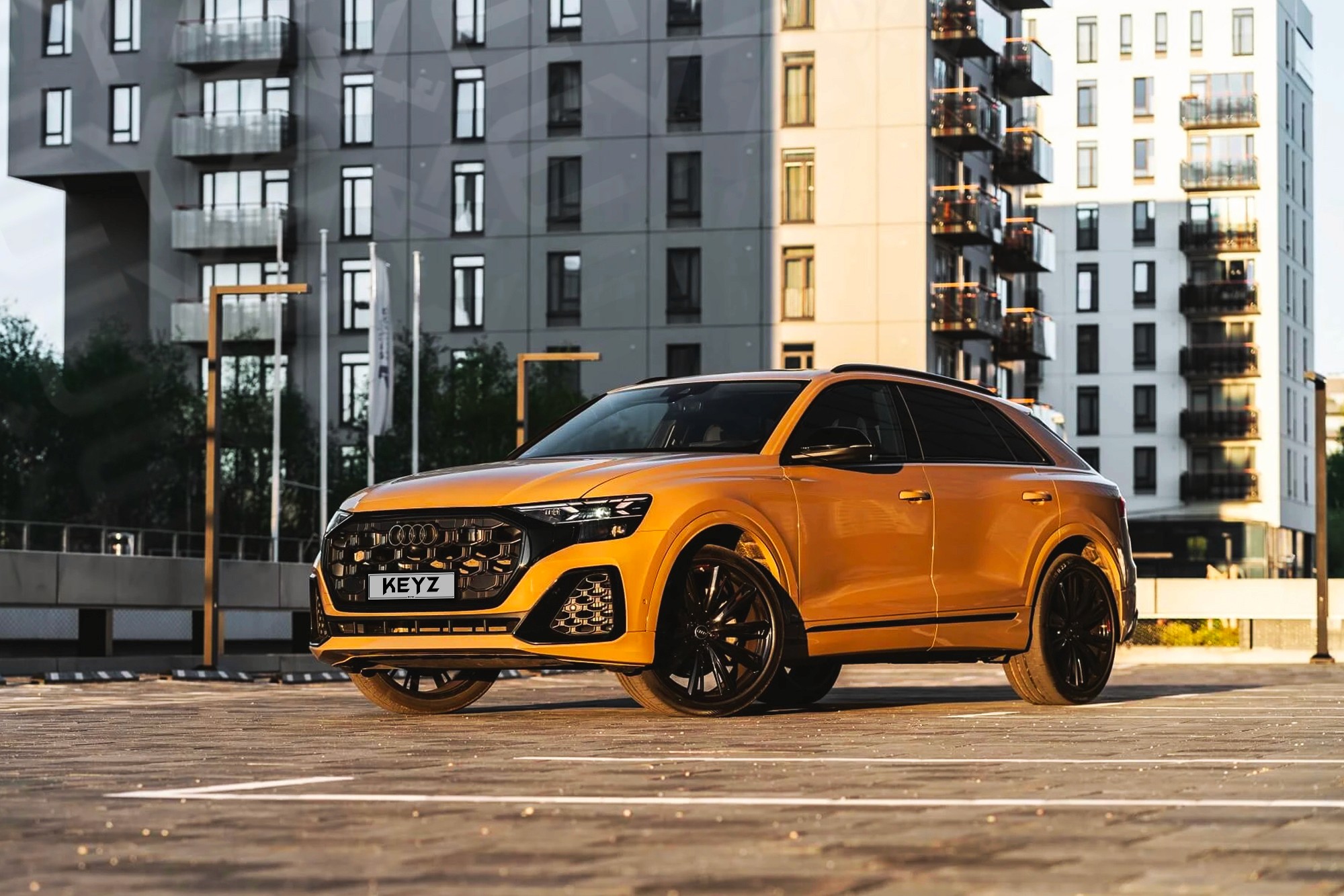 Vue extérieure Audi SQ8 Beige – Location SUV à Dubaï | Keyz Rent