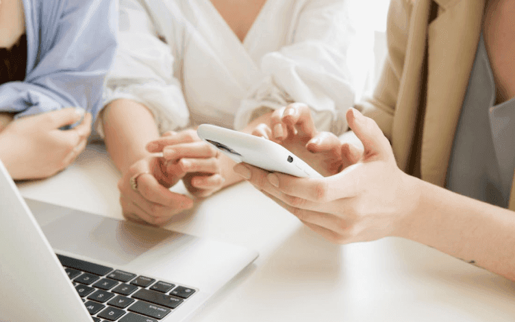 girl explaining benefits of dropshipper on phone