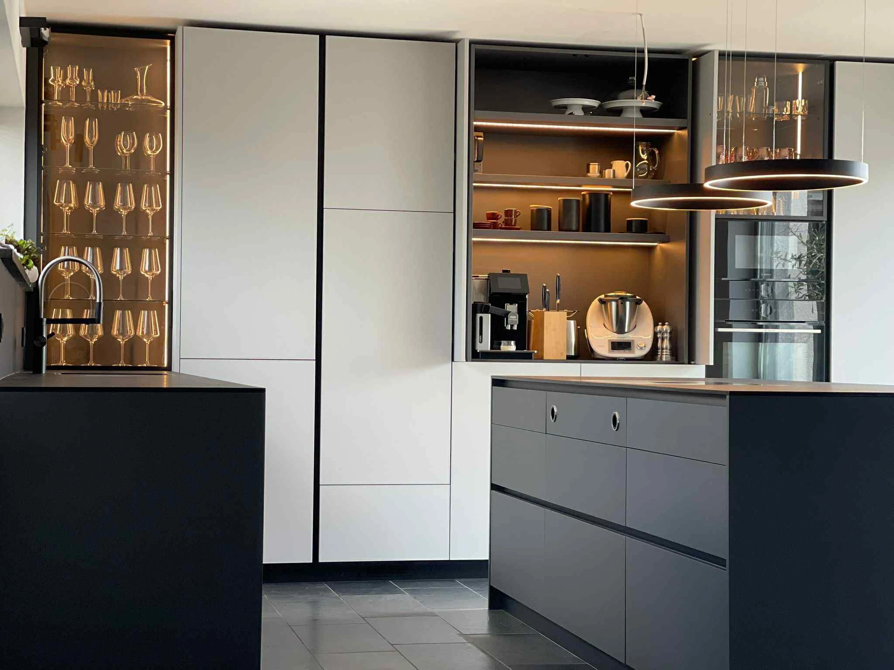 Graphisme de la marque CERCLE avec des cercles de citrons superposés sur un champ de lavande.