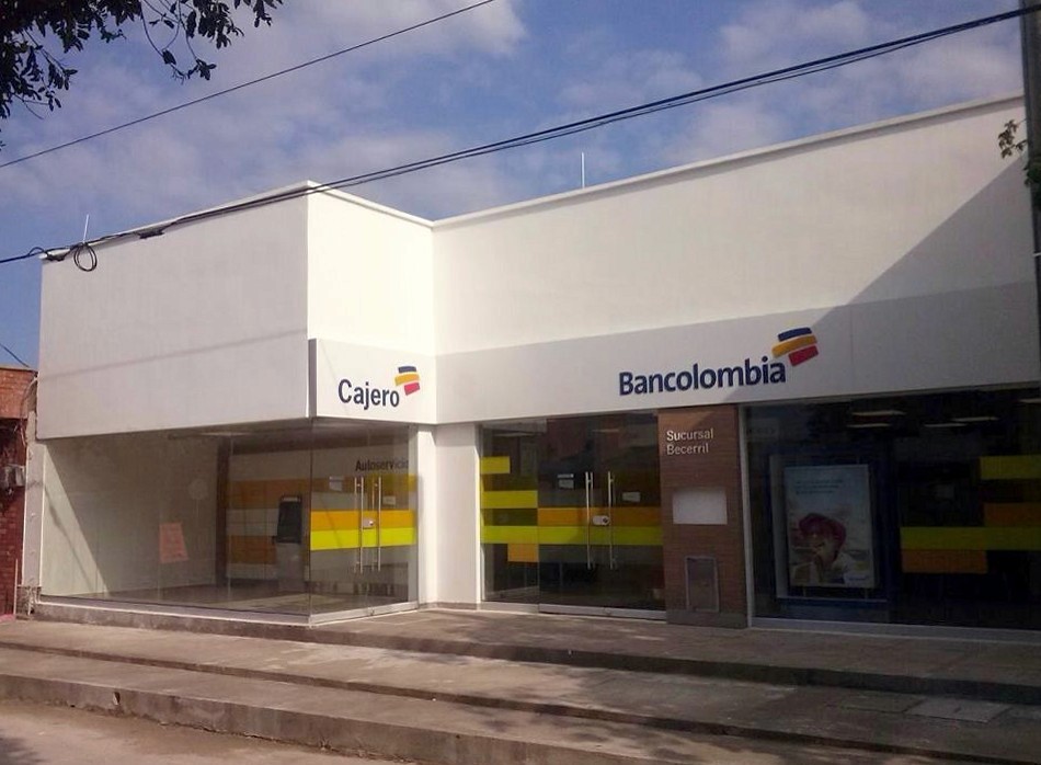 Fachada de sucursal Bancolombia, referencia de la trayectoria profesional de la dirección