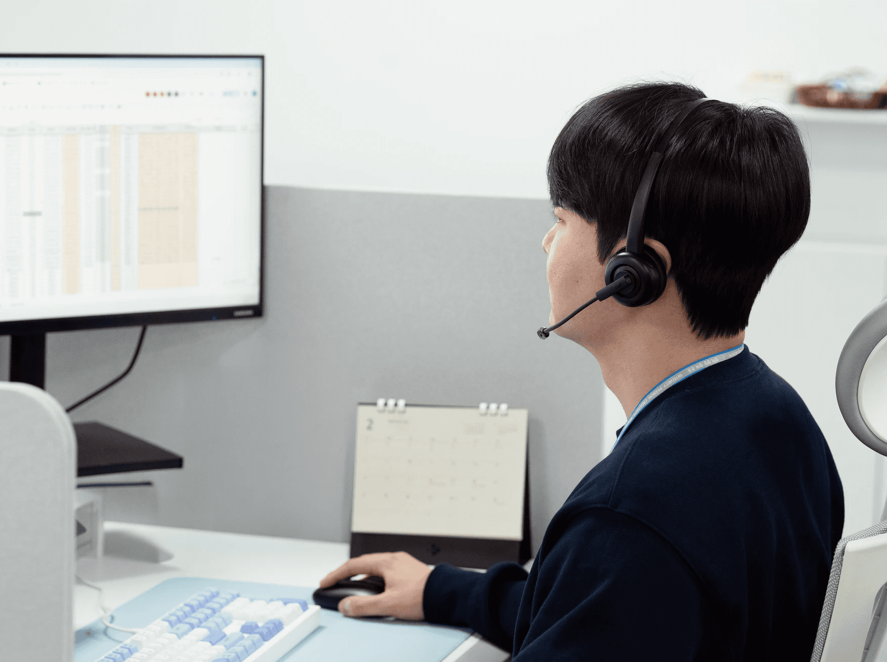 씨제이대한통운 더 운반 담당자가 헤드셋을 착용하고 운송 배차 및 운임 관련 업무를 처리하고 있습니다.