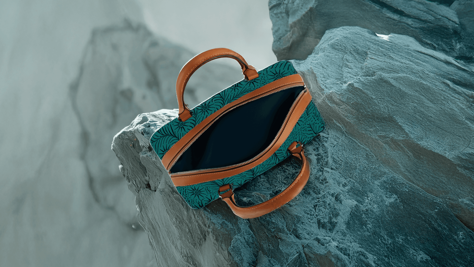 Une image qui capture un sac Fennec sur une surface rocheuse, rappelant le terrain aride du désert. Le sac, avec son design contemporain et raffiné, se distingue par son inscription subtile du logo, un clin d’œil à l’élégance intemporelle et à l’authenticité.