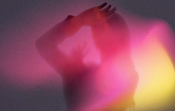 a person riding a snowboard on top of a sandy hill