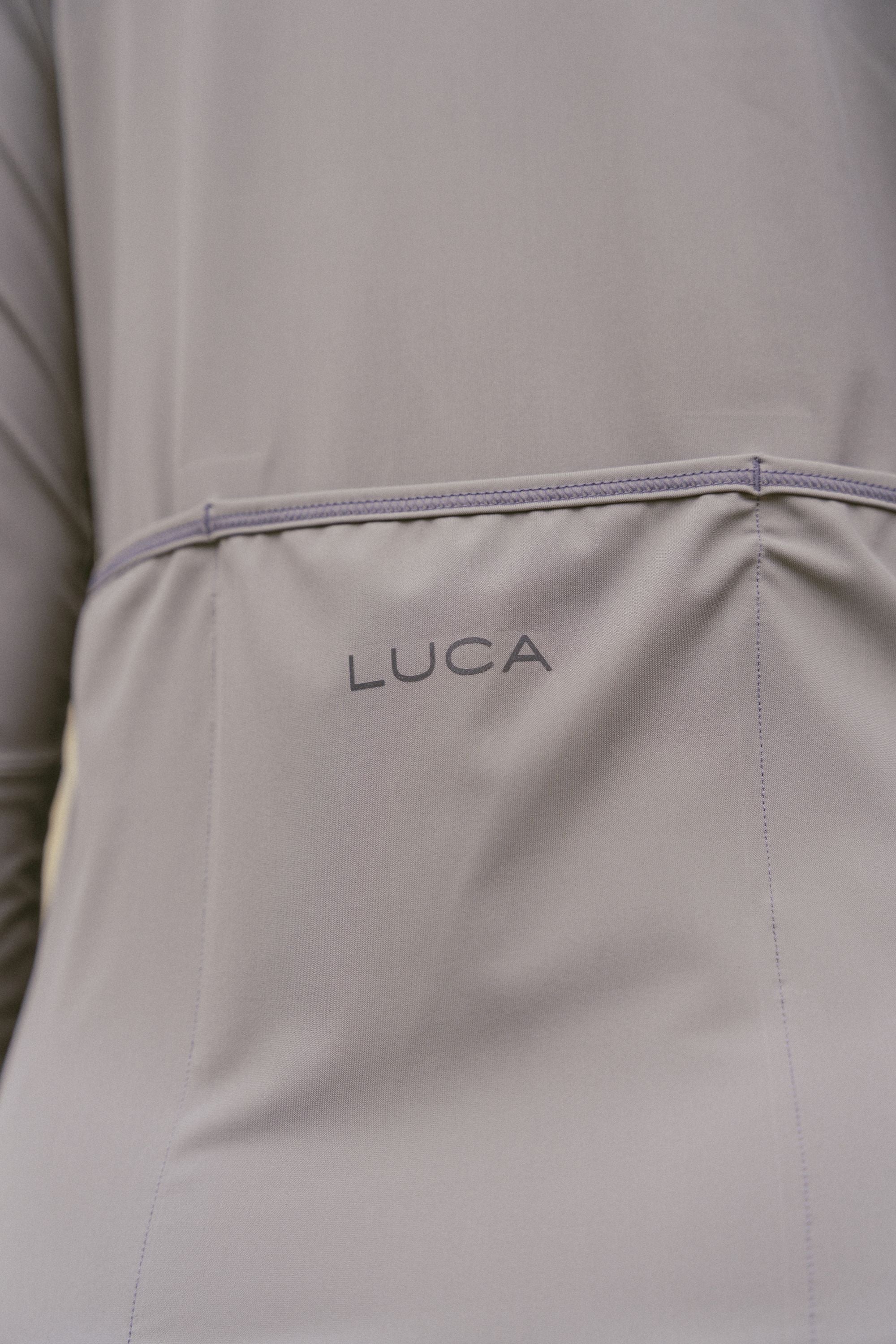 Close-up-of-the-gray-Horizon--jersey-back-collar-highlighting-the-vertical-reflective-lighting-bolt-and-logo-for-enhanced-visibility-and-a-distinction-athletic-brand-detail