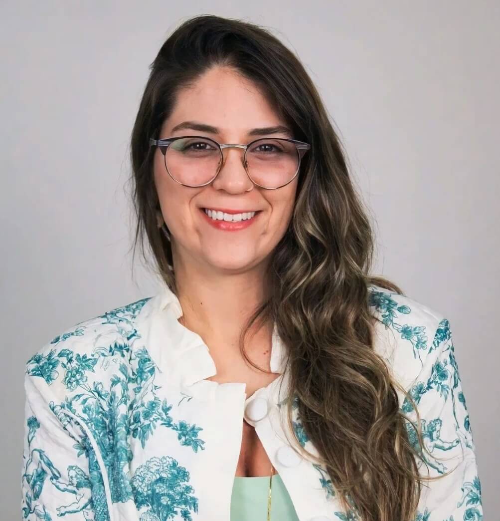 Consultora mulher de óculos e sorrindo para foto