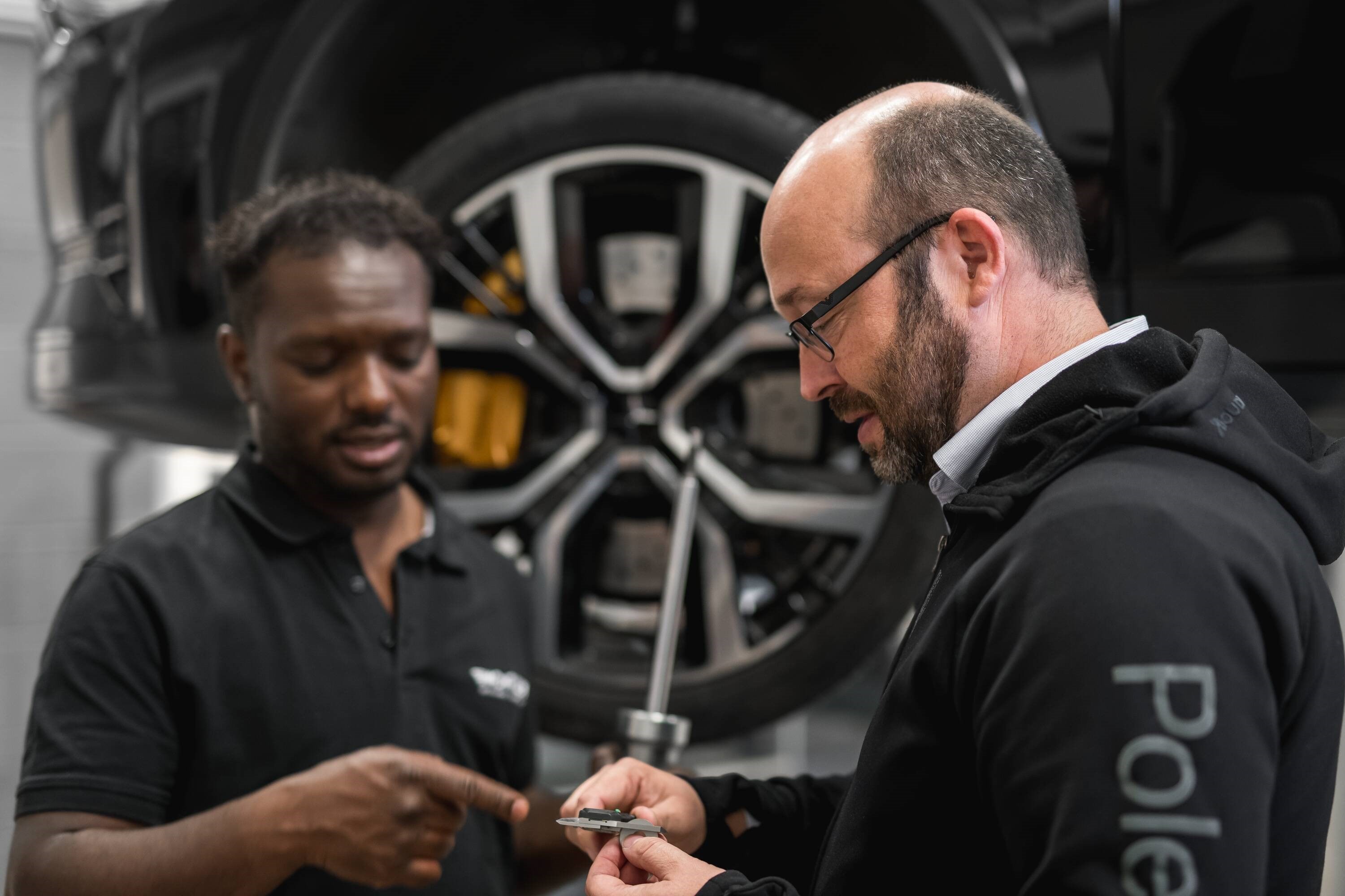 Des techniciens effectuent la révision d'une Polestar 2.jpg