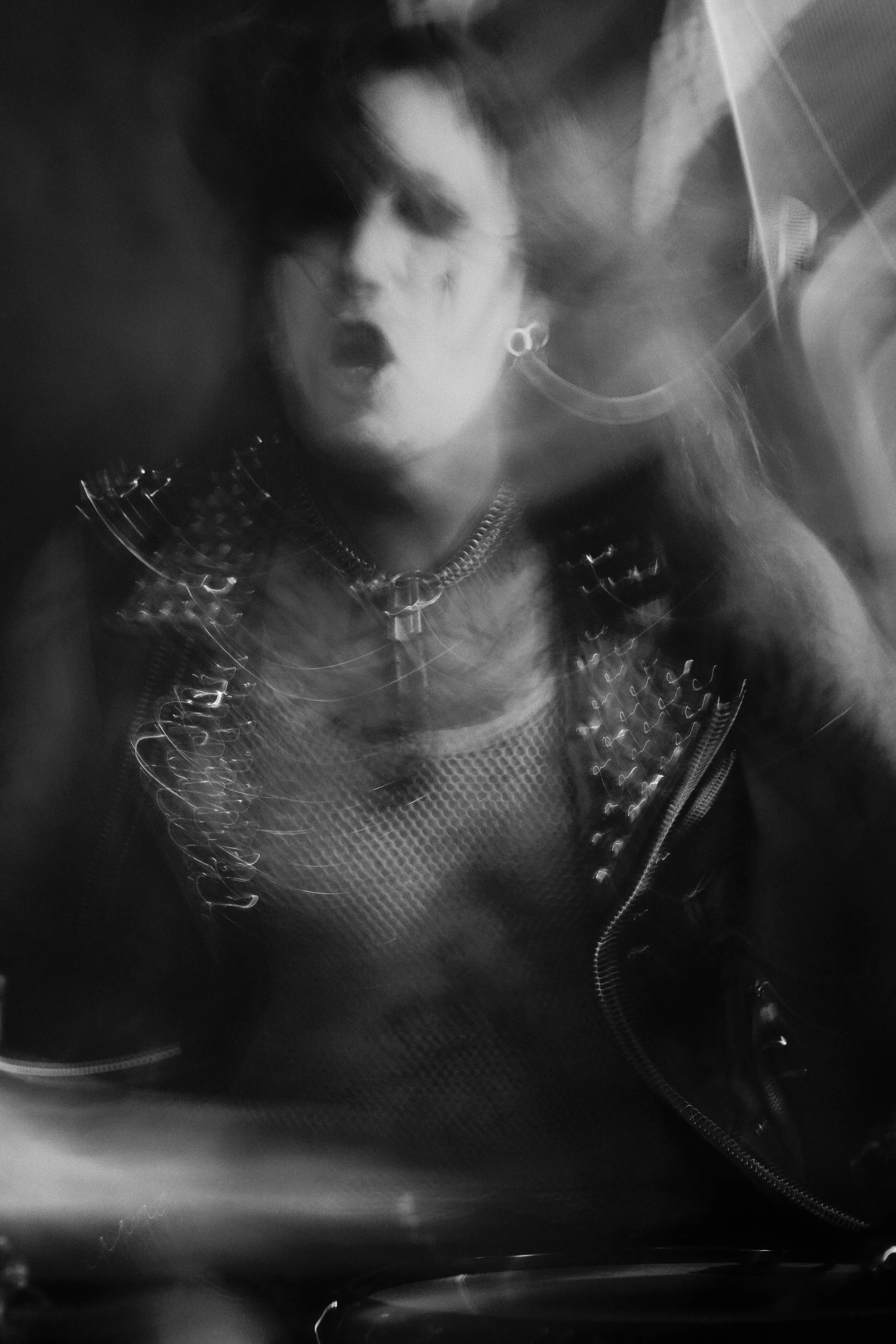 Photographie de concert en noir et blanc, volontairement floue, capturant le mouvement et l'énergie de l'artiste