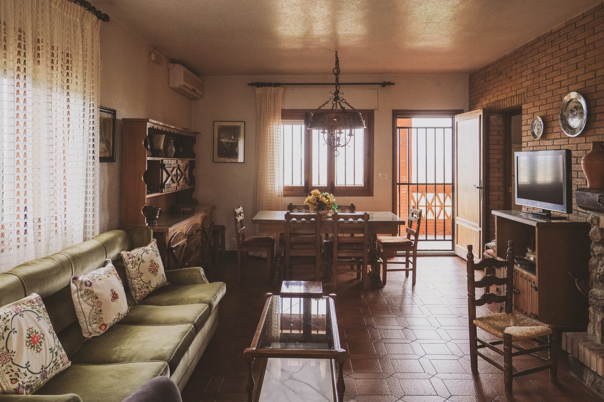 Salón con sofá, mesa y chimenea