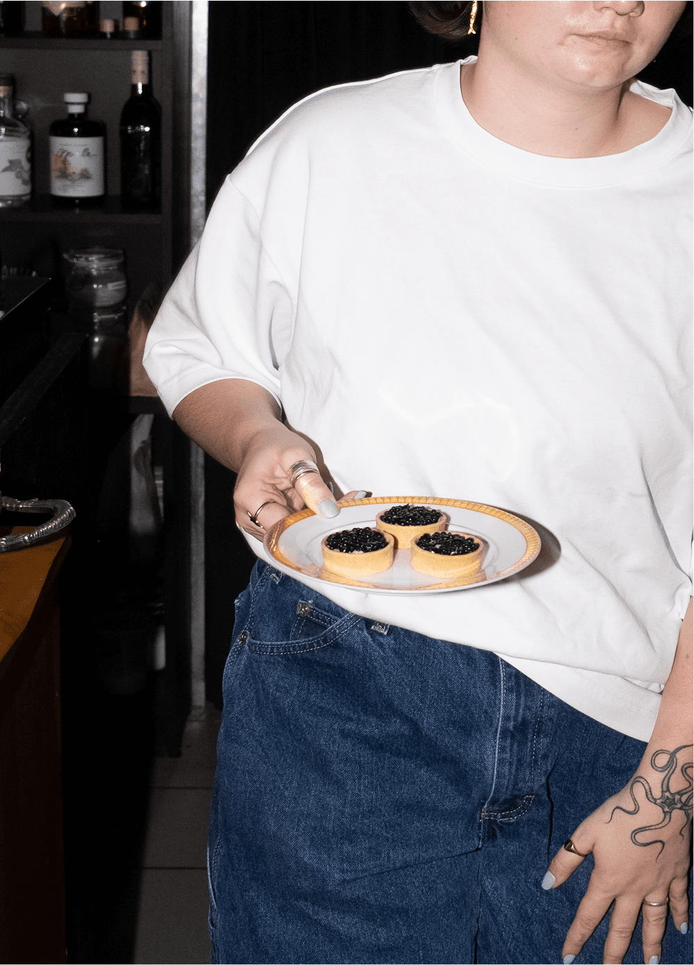 Une serveuse apporte une des 6 entrées du Ambre.