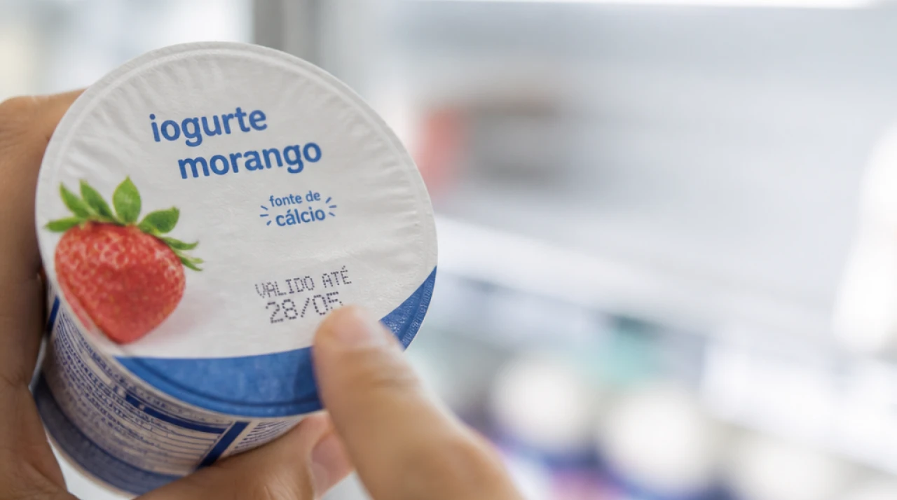 pessoa olhando a validade do yogurte