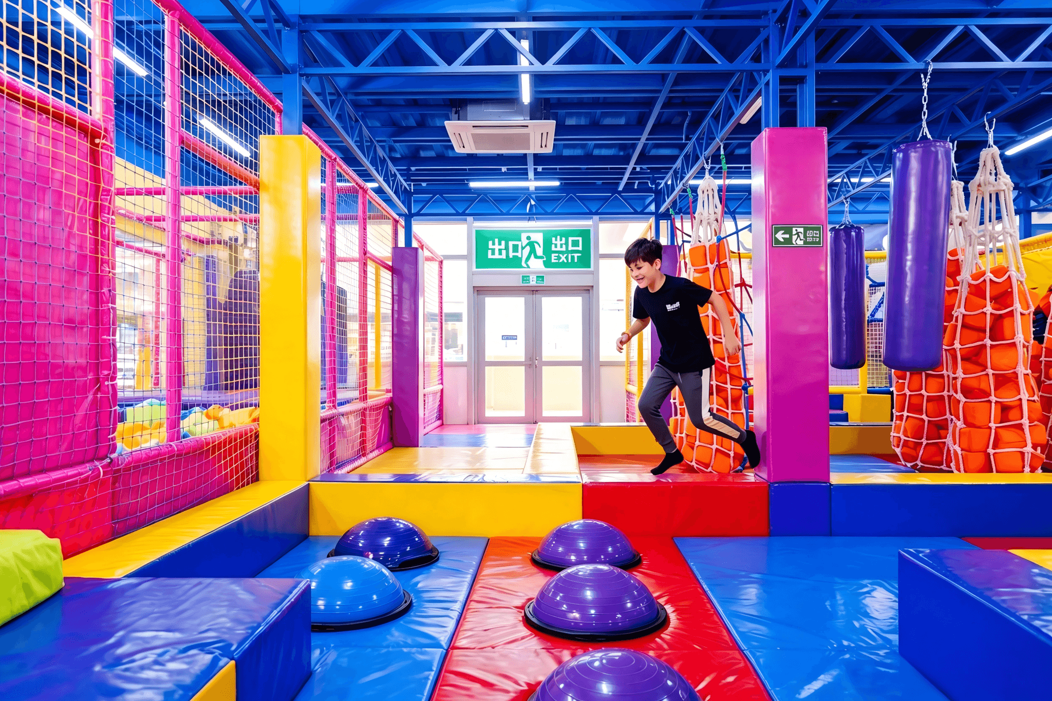 BW Design Centre 是一支擁有16年豐富經驗的專業設計團隊，我們專注於社區設計，致力打造更好社區環境。我們的服務涵蓋多個領域，包括醫療安老、教育空間、NGO非牟利組織、藝術設計、宗教團體、社區美化，以及環保ESG項目。我們透過專業工程和設計方案，從初步概念到完整執行，提供一站式服務，幫助客戶提升品牌形象，實現空間轉型，優化您的社區空間！無論是改善社區設施或推動可持續發展，我們都以創新和實用為本，確保每個項目都帶來實質價值。