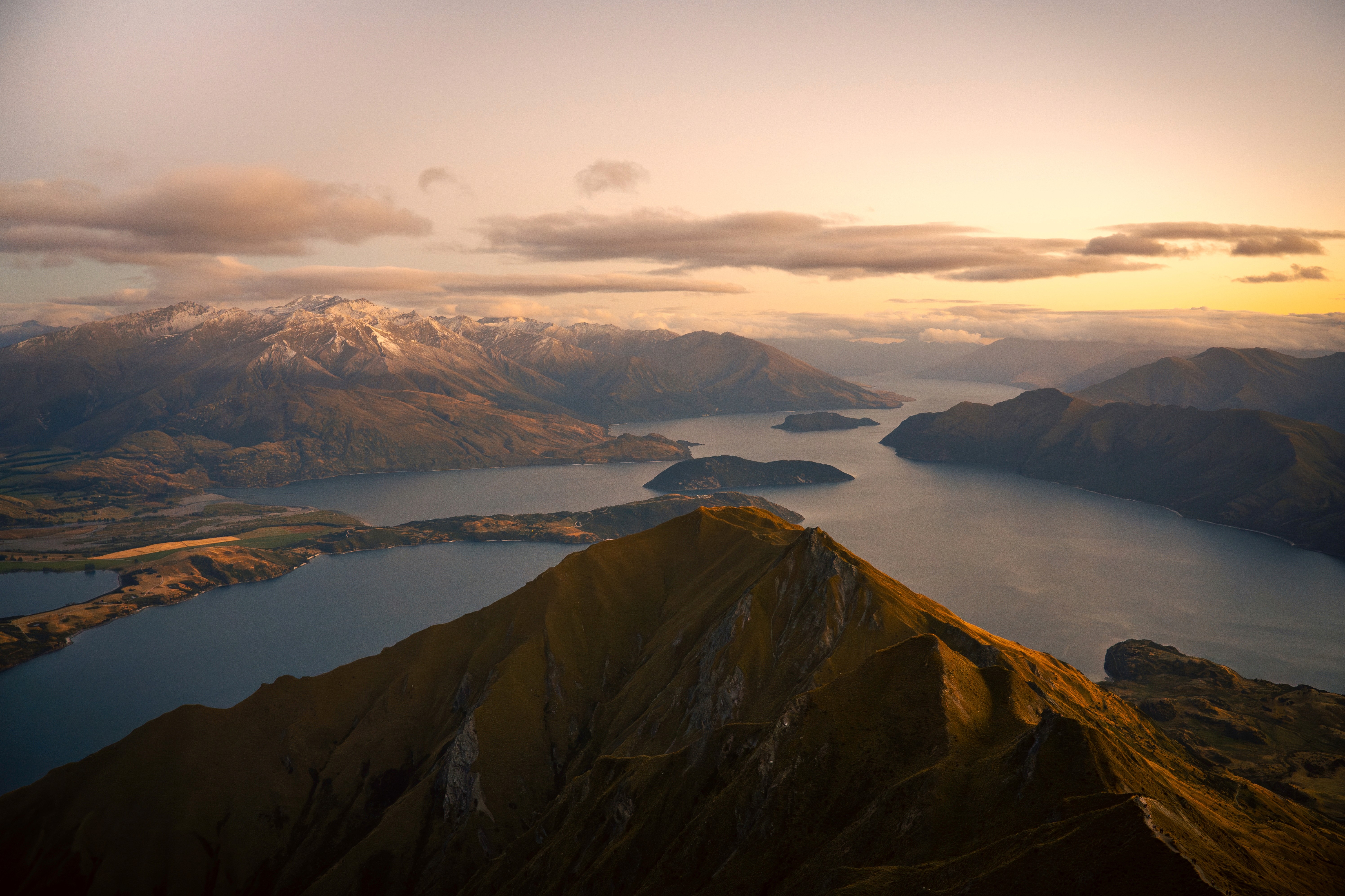 Paysage depuis Roy’s Peak en Nouvelle-Zélande avec vue sur le lac et les montagnes au lever du soleil, photographie de voyage par Robin Masson