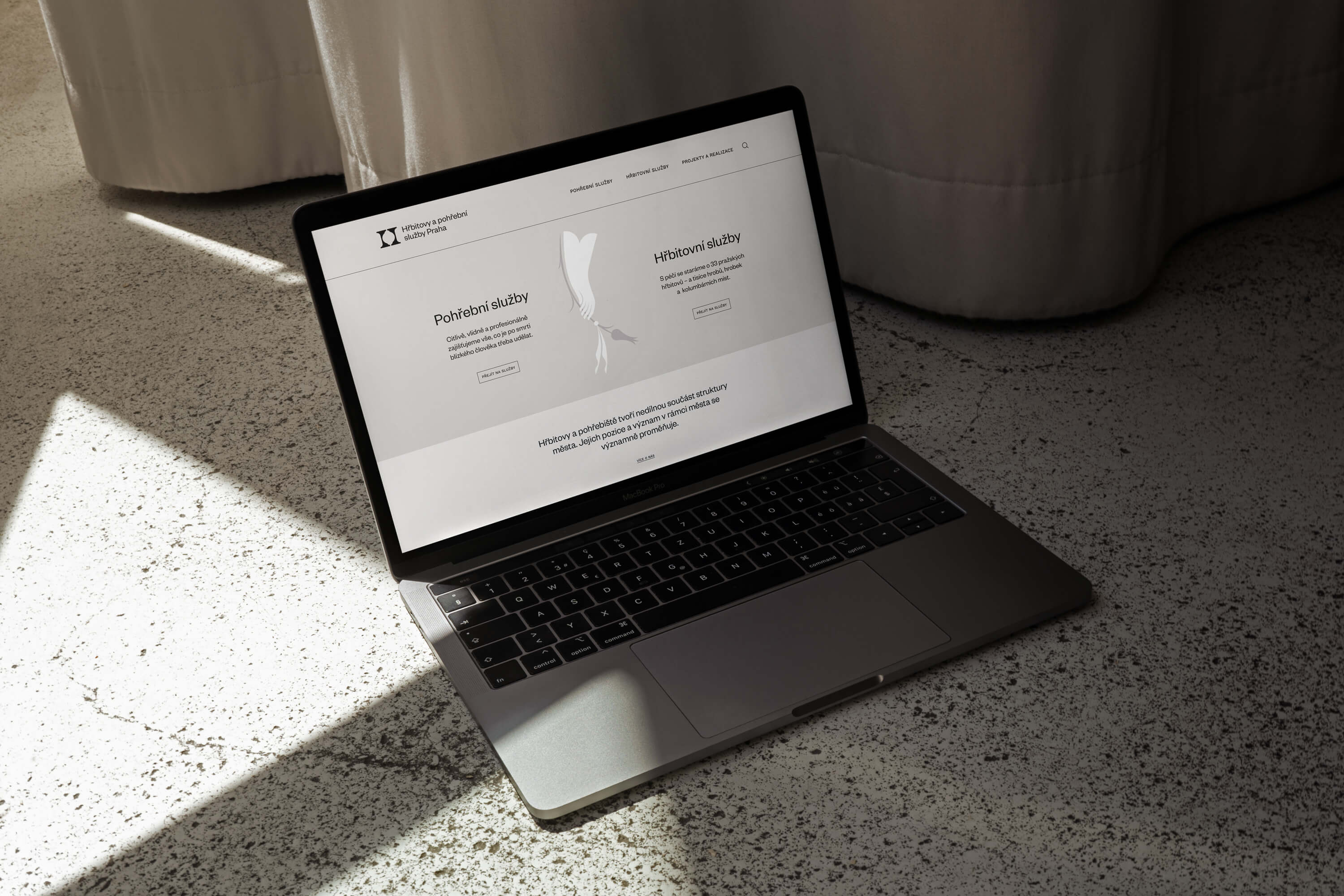Nová vizuální identita pro Hřbitovy a pohřební služby Praha od studia Matouš Design, oceněná DESIGN BODem za citlivé grafické zpracování. Na fotografiích je vidět nové logo, ilustrace, orientační systém a tiskoviny, které přetvářejí pohled na hřbitovy jako na klidná a důstojná místa setkávání i vzpomínek.