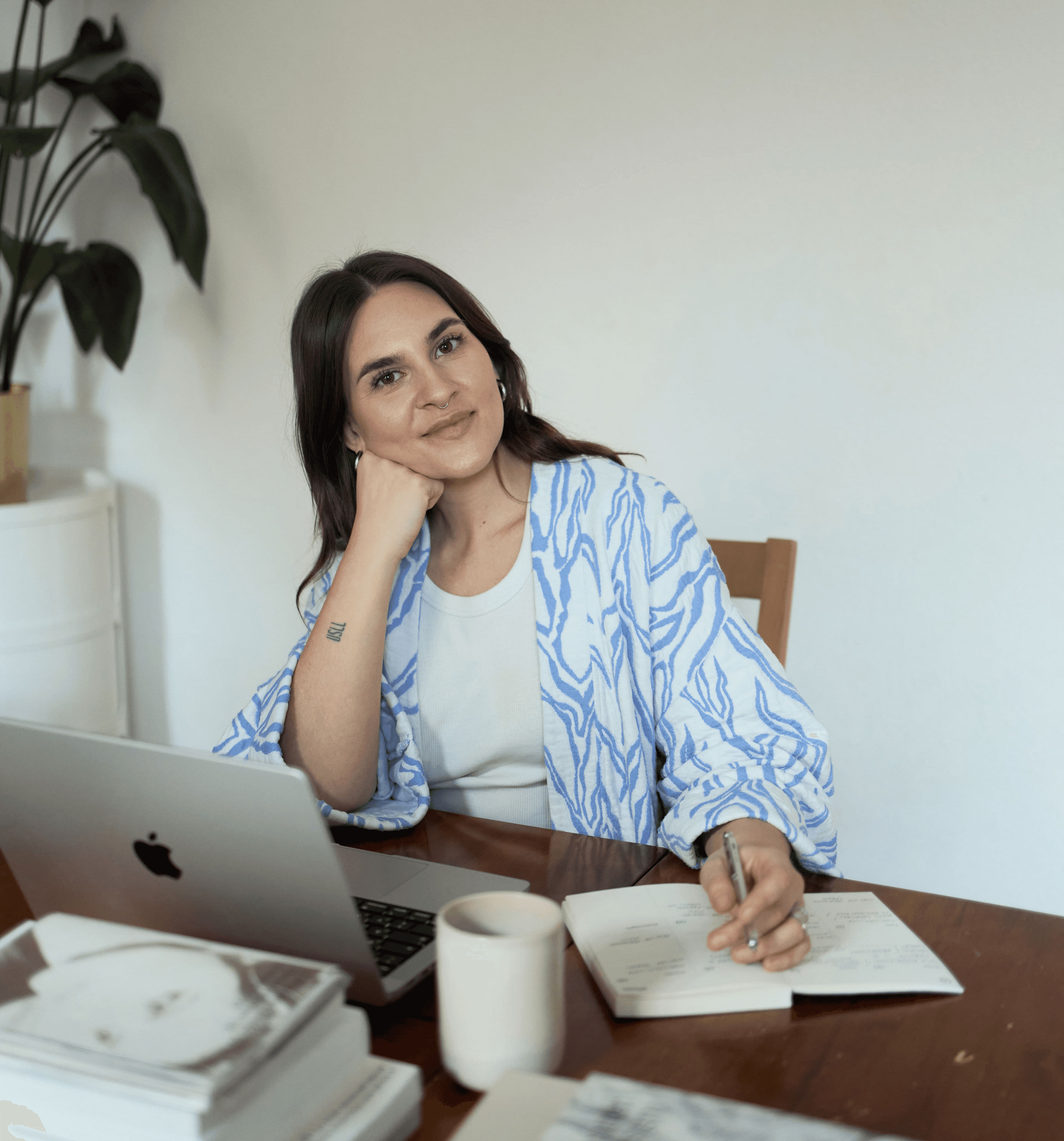 Brand Designerin Leonie Ringeler an ihrem Arbeitsplatz