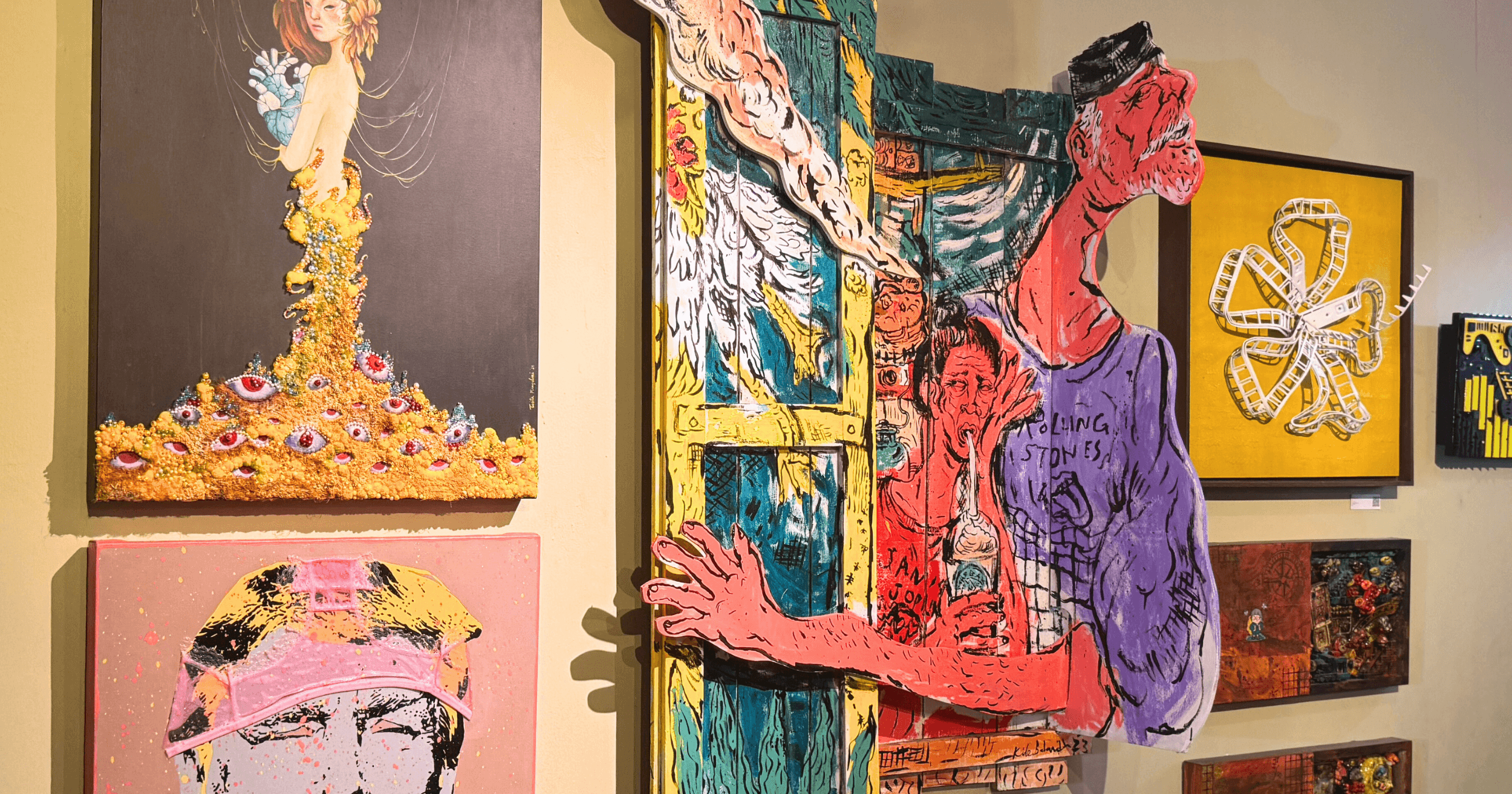 Koleksi karya seni artis Malaysia menghiasi dinding Aperture Cafe, TTDI.