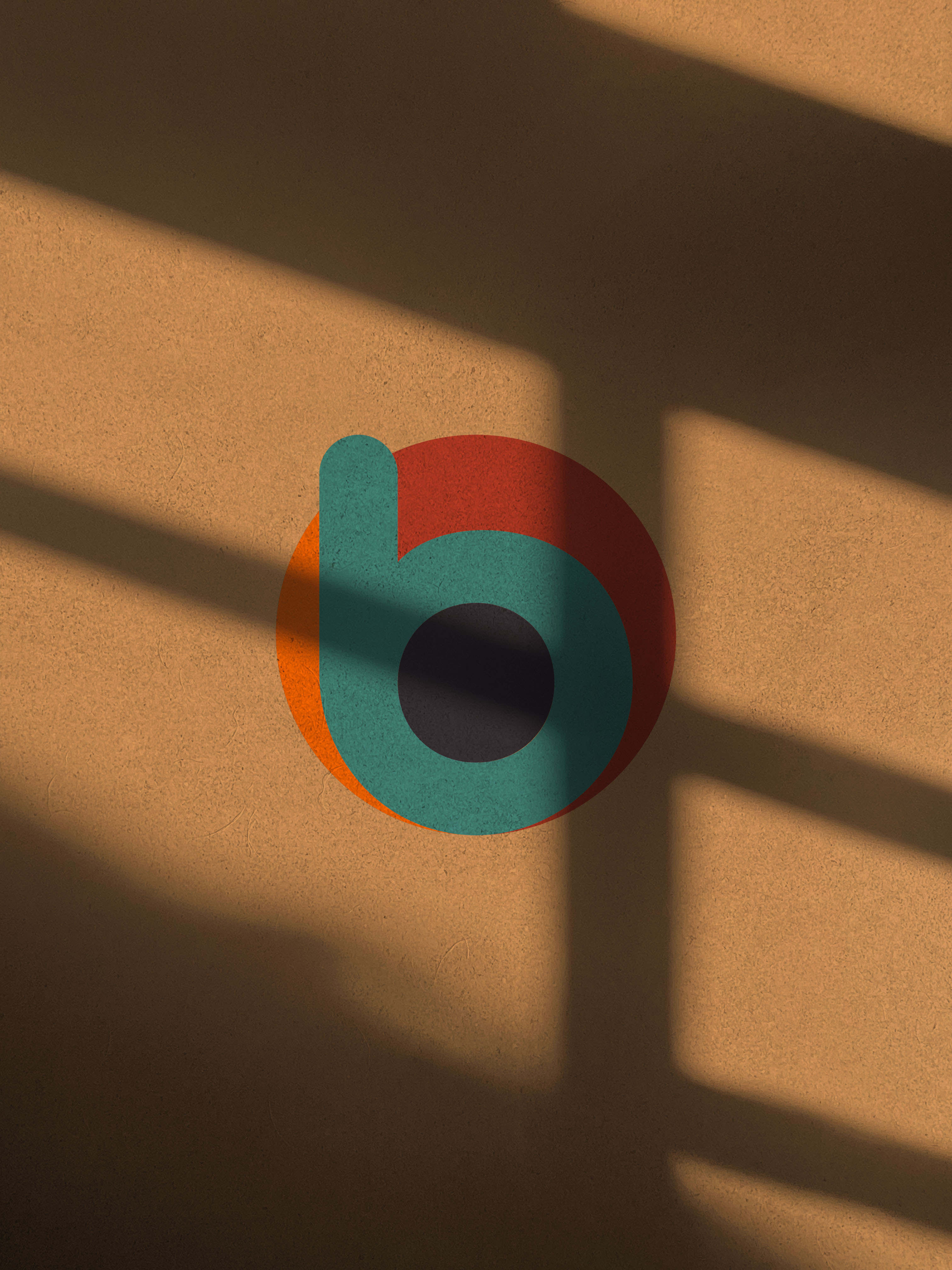 bunt.ist Logo mit Schattenwurf auf orangefarbenem Untergrund in Nahaufnahme