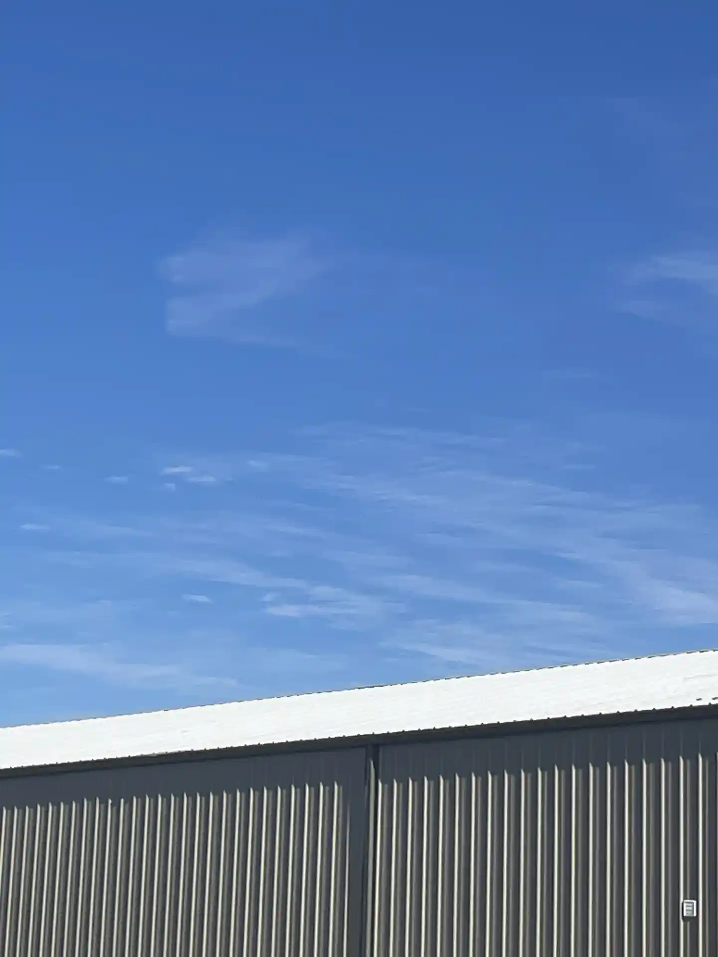 Un toit commercial à faible pente recouvert de revêtement imperméable Rub-R-Roof