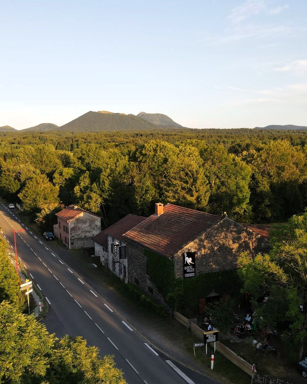 vue drone du brewpub avec la chaine des puys