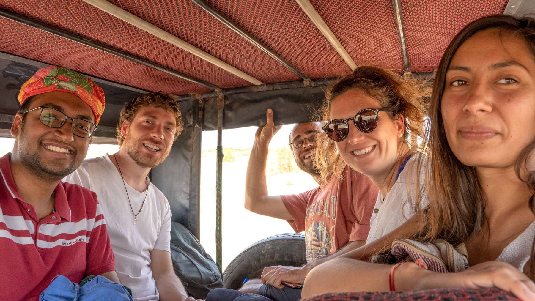 Pit and Gabriela with other people in the jeep in the middle of the desert in Rajasthan, India