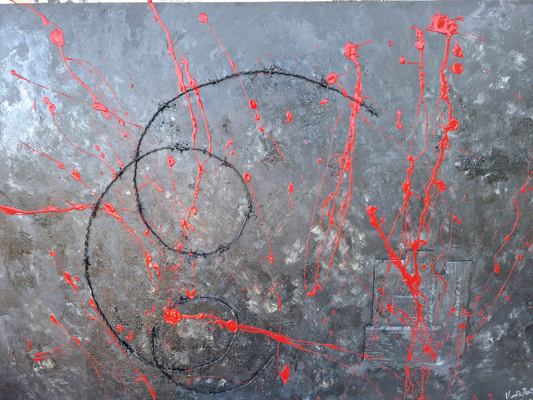 Pittura materica astratta con garze stratificate su base acrilica nei toni del grigio antracite e nero con filo spinato attorcigliato sotto schizzi di pittura rossa, tecnica mista su tela, KaosPittura materica astratta con garze stratificate su base acrilica nei toni del grigio antracite e nero con filo spinato attorcigliato sotto schizzi di pittura rossa, tecnica mista su tela, Kaos