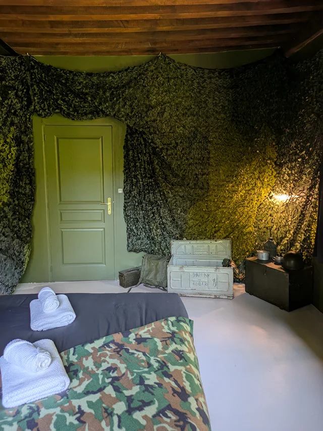 Autres détails d’objets et accessoires militaires dans la chambre La Chute de la Tuilerie