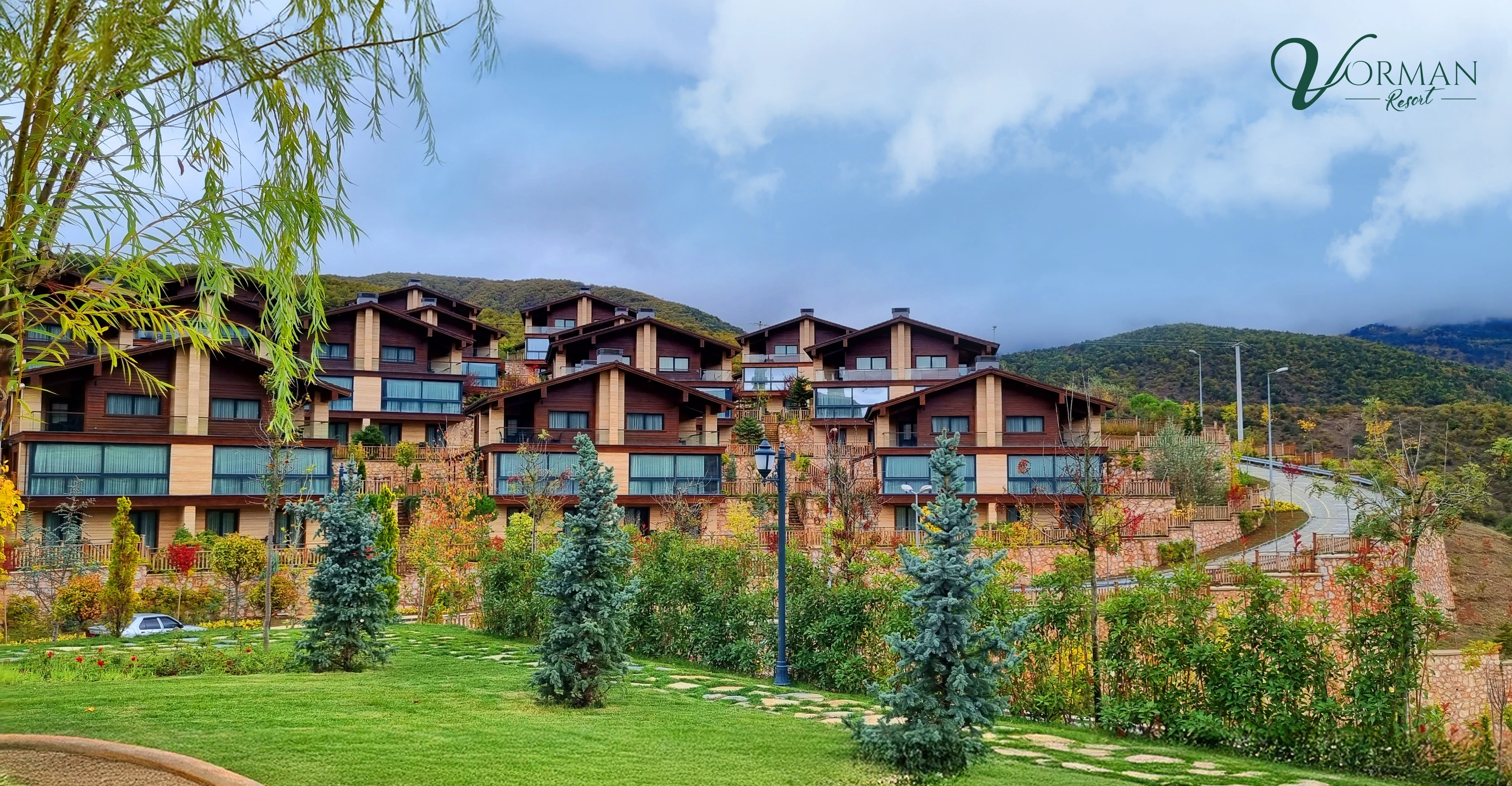Bolu Mudurnu’nun doğal güzellikleri içinde yer alan V Orman Resort, otel konforundaki villaları, apart daireleri, termal suyu ve doğanın iyileştirici gücüyle ömür boyu tatil yaşamı sunuyor.