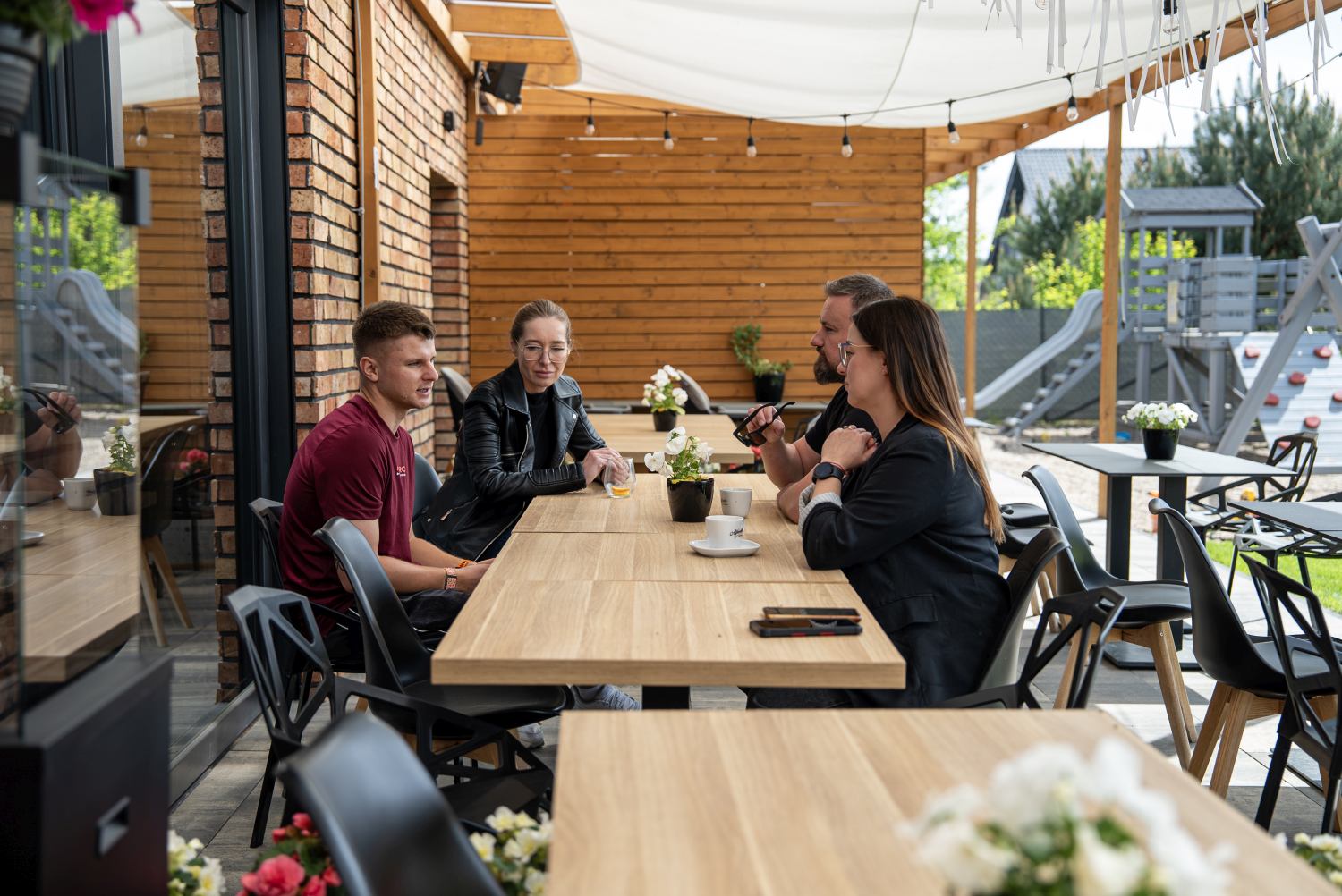 Sportowcy odpoczywający po zawodach na tarasie Niedźwiedzia 25 – regeneracja ciała i głowy