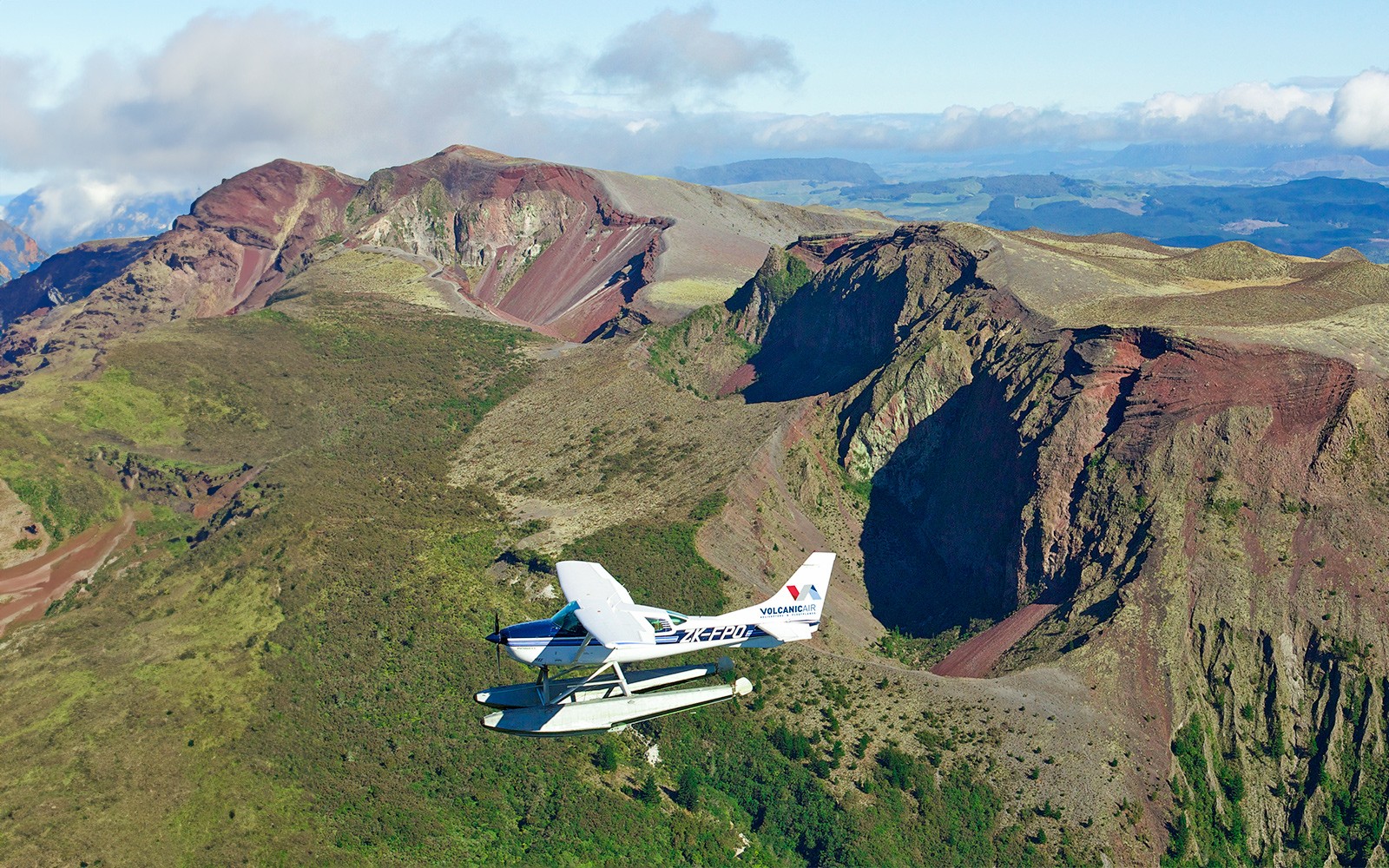 水上飞机飞越塔拉威拉山崎岖的地貌，这是一趟从罗托鲁瓦出发的导游陪同之旅。
