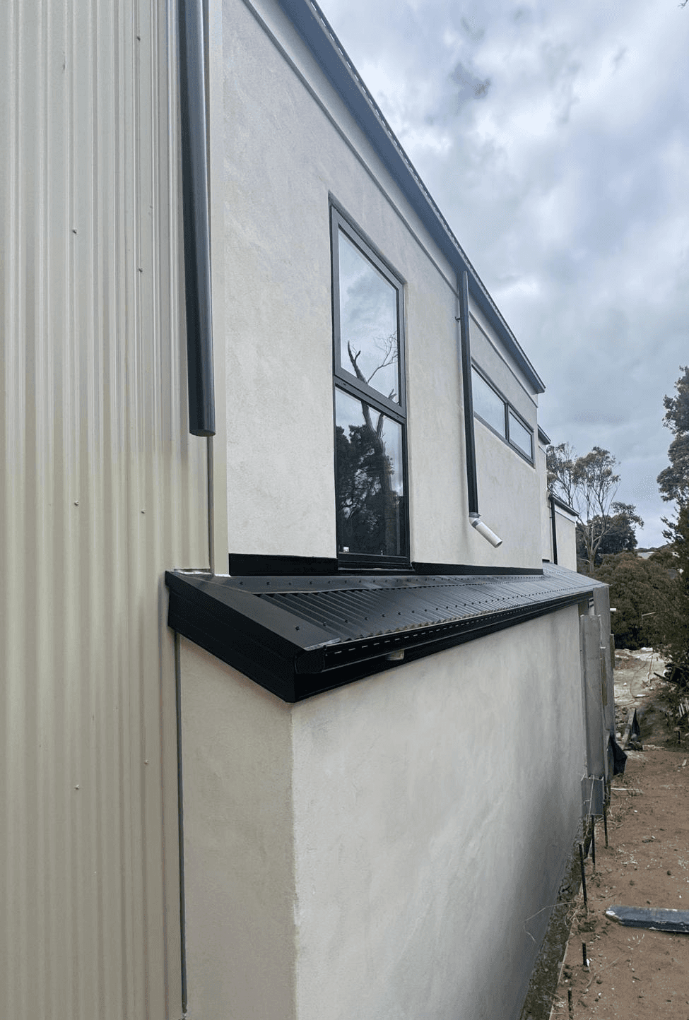 A side picture of a shed house showing the quality of hempcrete blocks