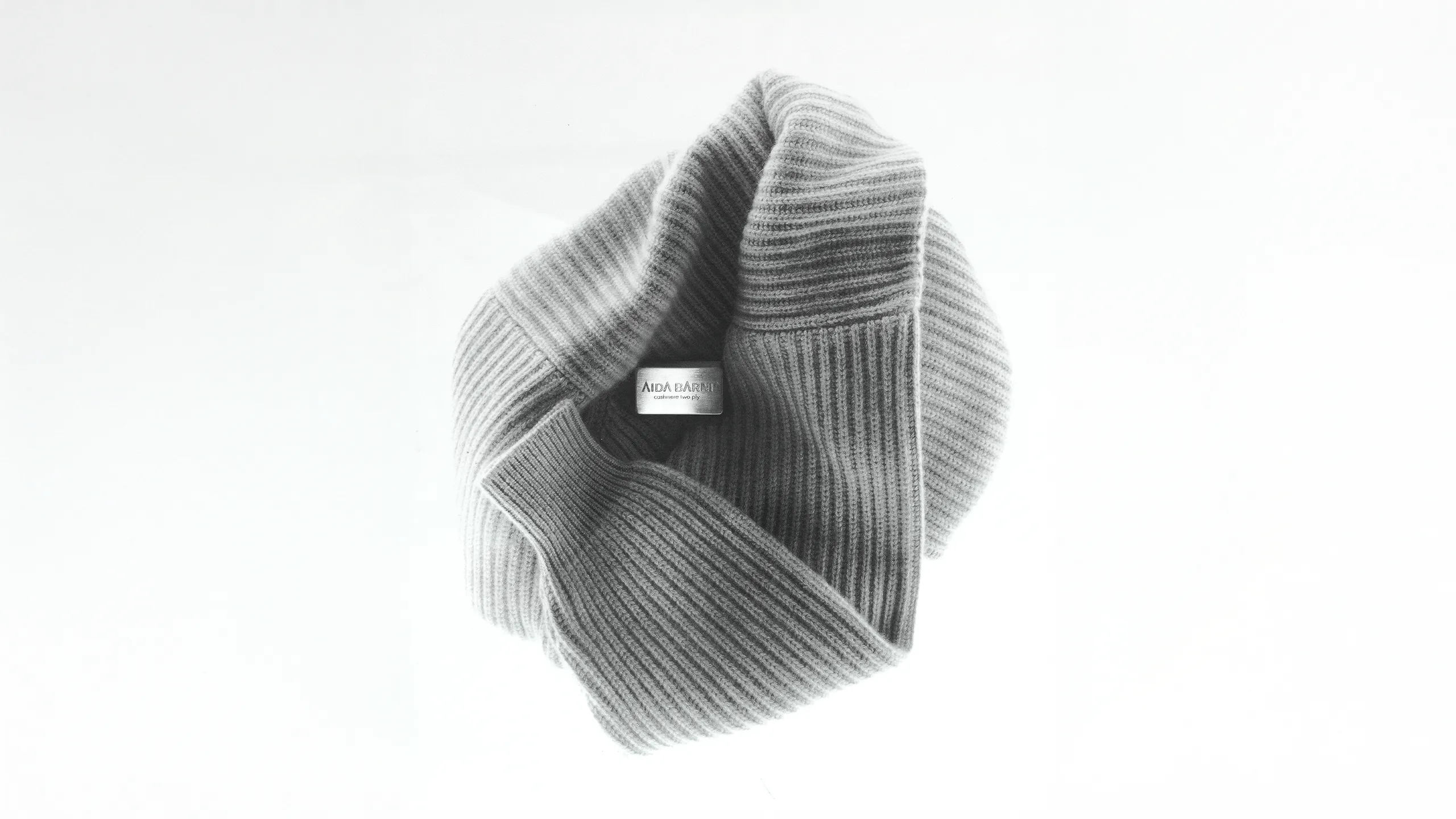 Grey ribbed cashmere sweater with Aida Barni label – fine Italian knitwear craftsmanship.