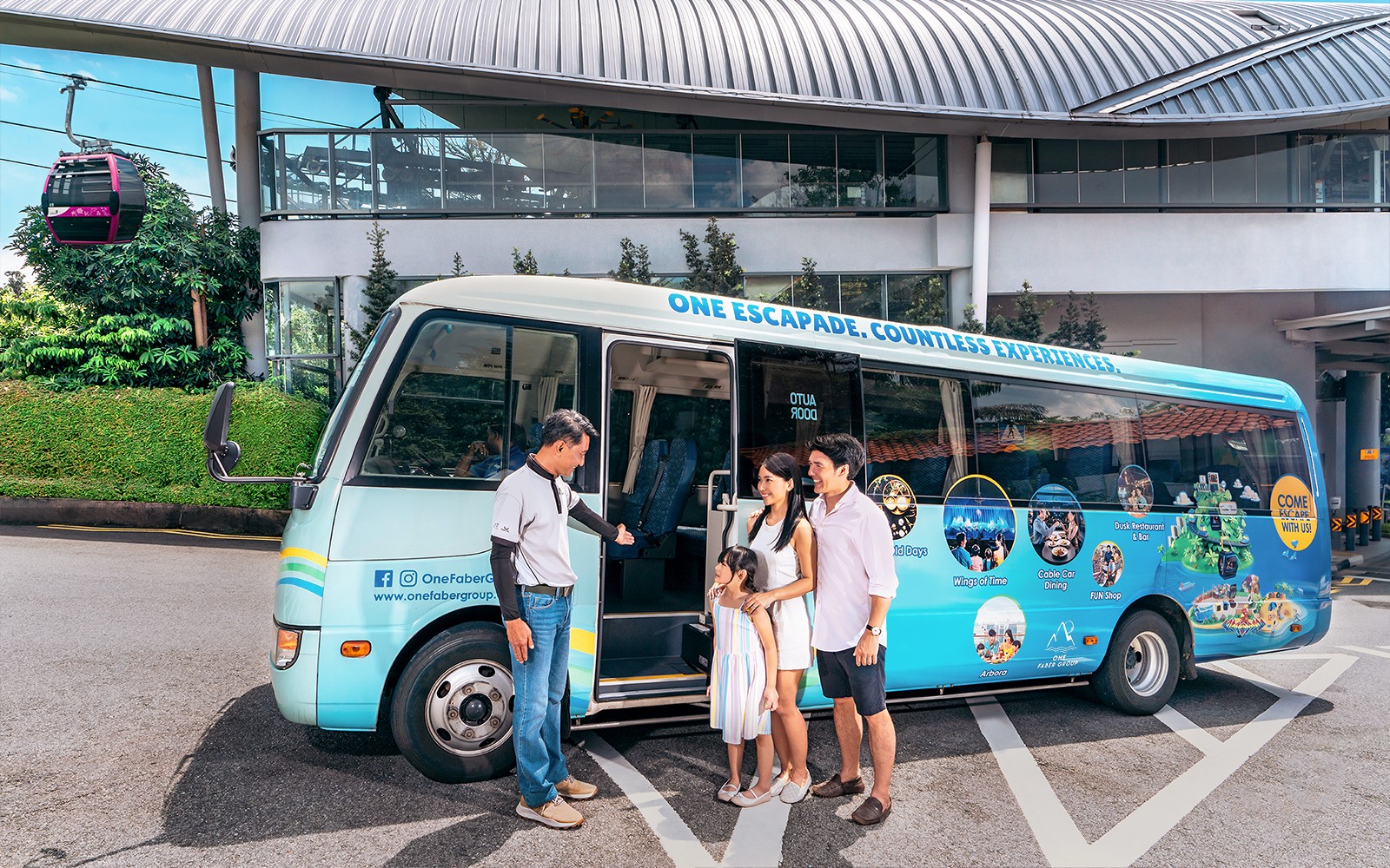 Embarquement familial dans le bus touristique à la station de téléphérique de Singapour.