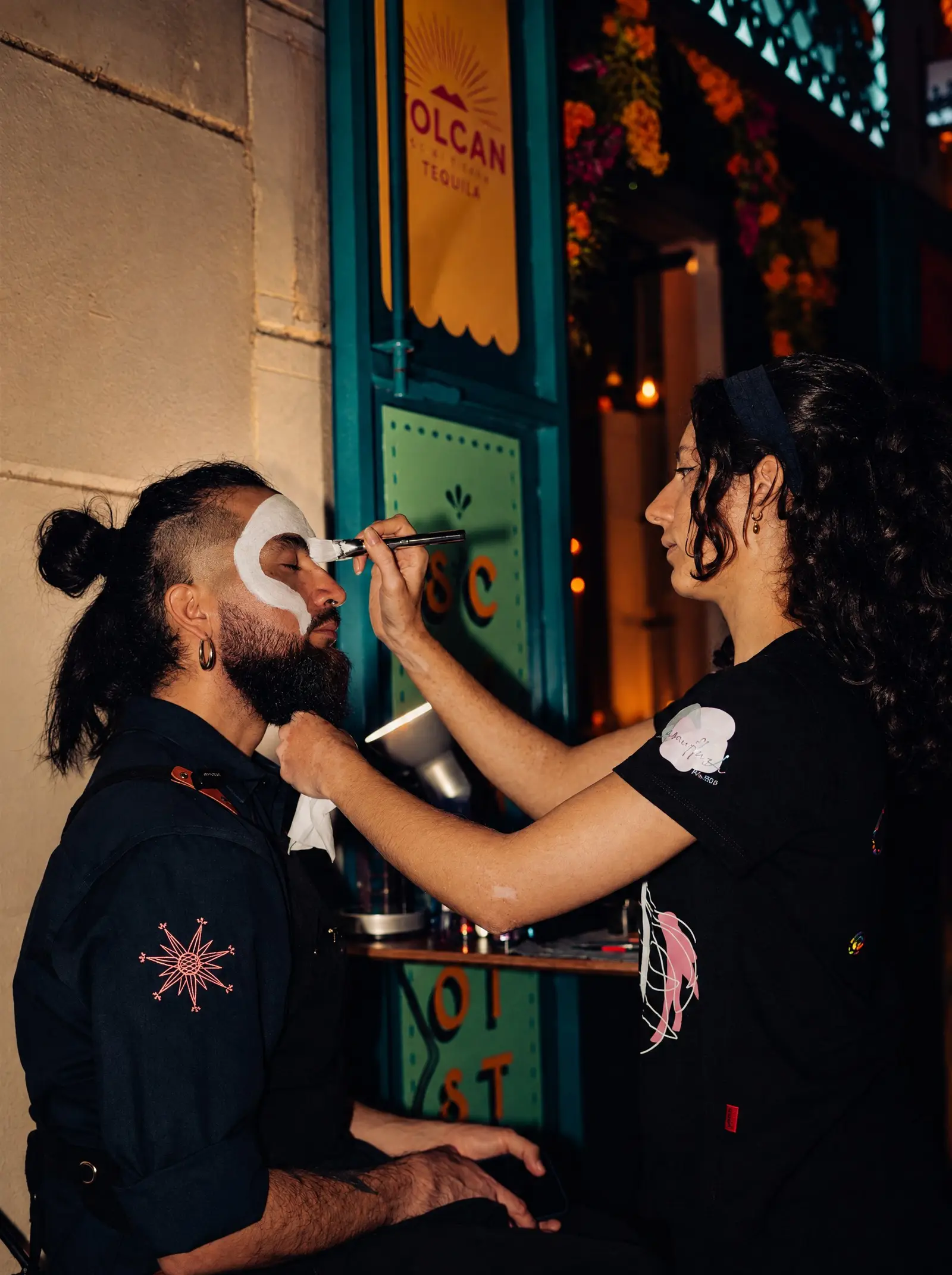 Maquillaje de catrina en la Noche de Muertos de Piñata Cantina en Sant Antoni