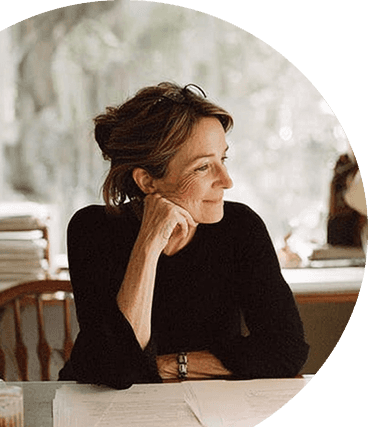 woman wearing academic cap and dress selective focus photography