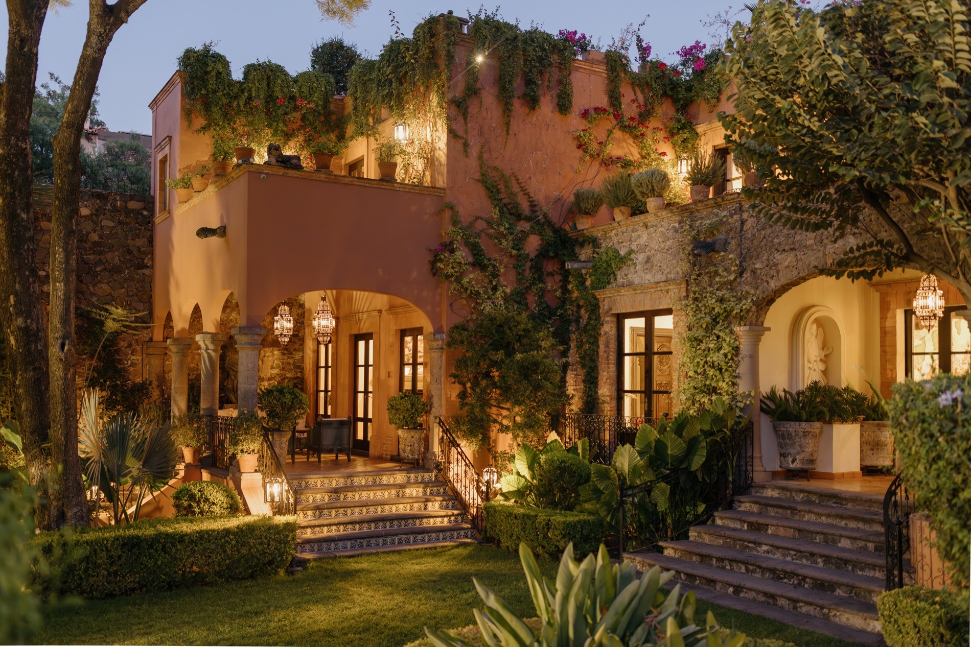 La Residencia San Miguel de Allende private courtyard with manicured gardens and colonial architecture