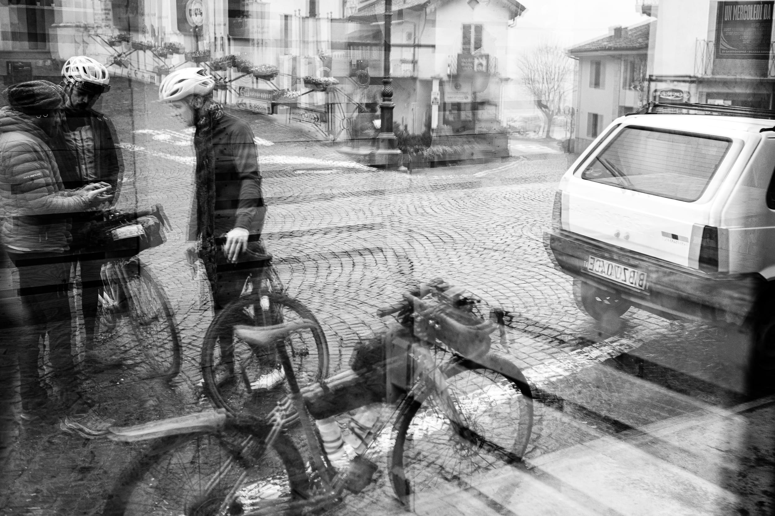 foto in bianco e nero con un gruppo di ciclisti