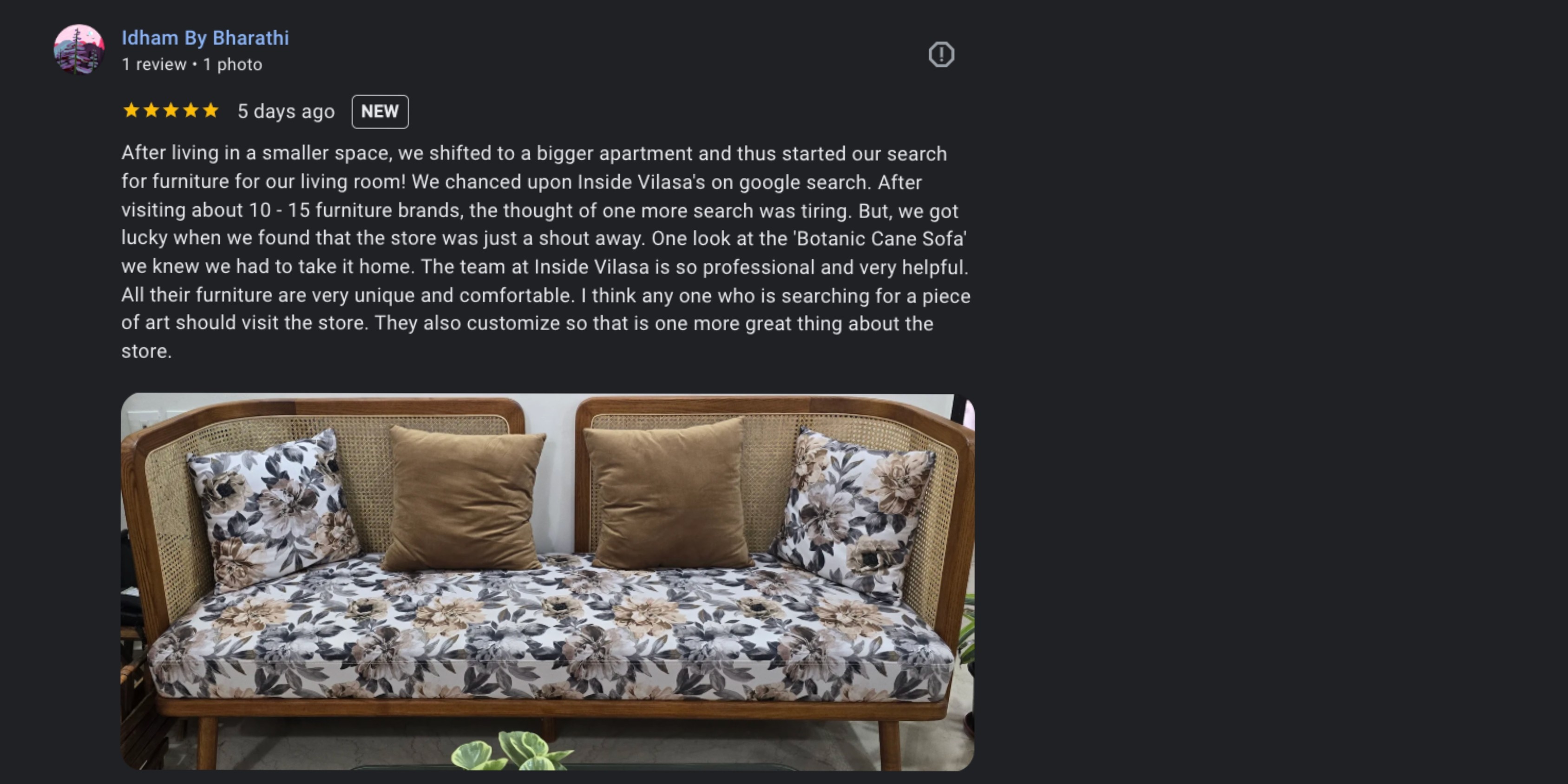Customer review featuring a green upholstered three‑seater sofa with patterned cushions