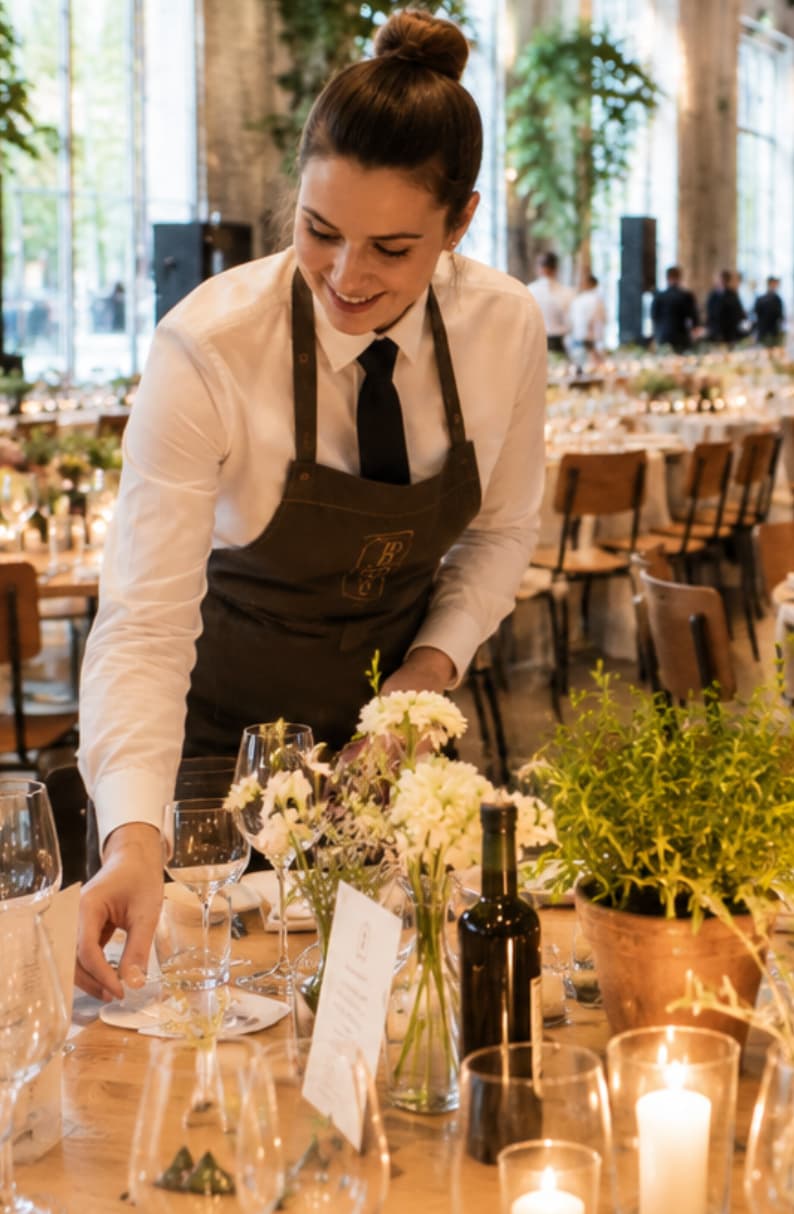 Gastvrij hospitality team in actie tijdens een event, met persoonlijke aandacht en service tot in detail