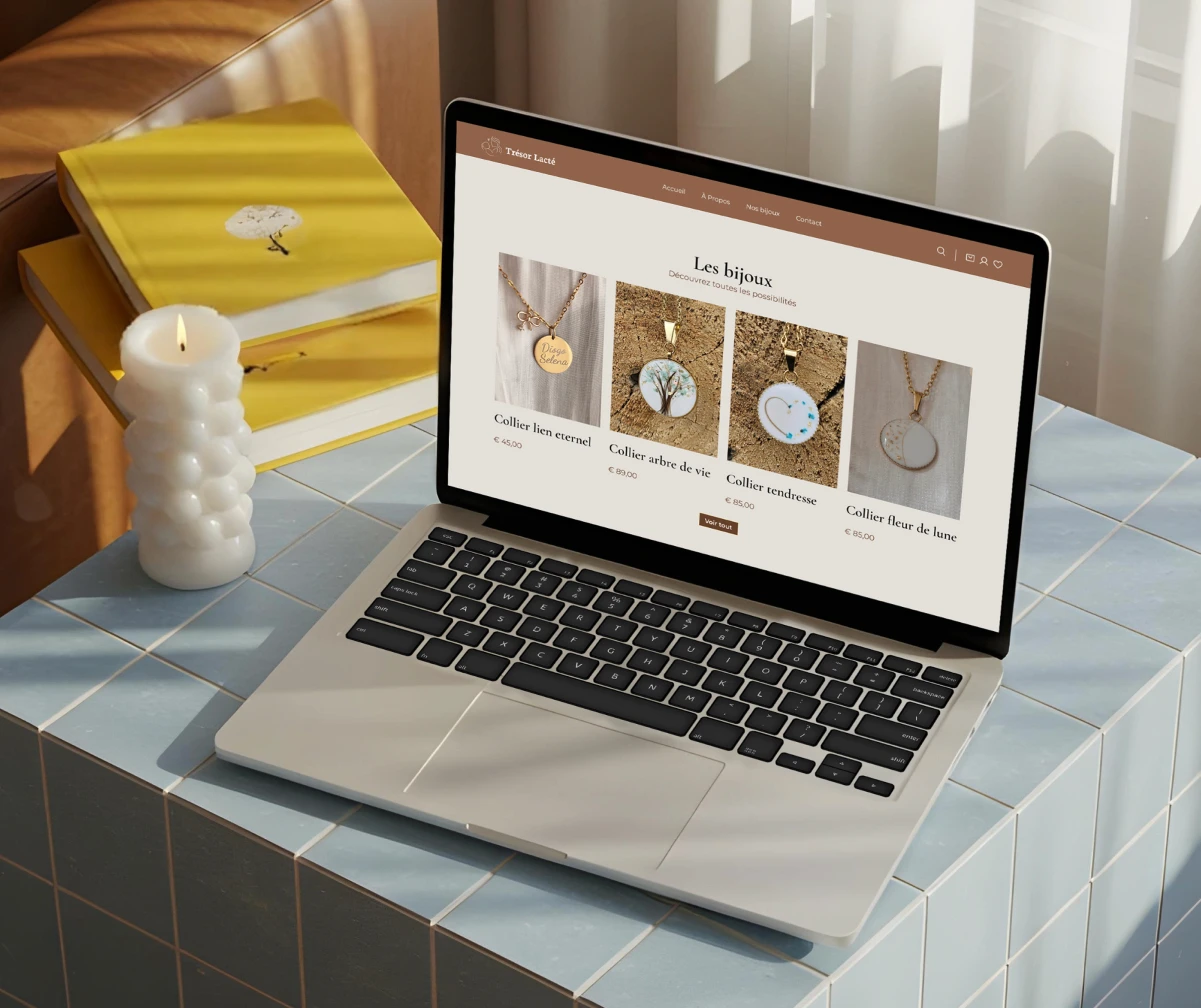 Mise en situation de l'expérience utilisateur et de la navigation responsive conçues pour la boutique de bijoux Trésor Lacté.