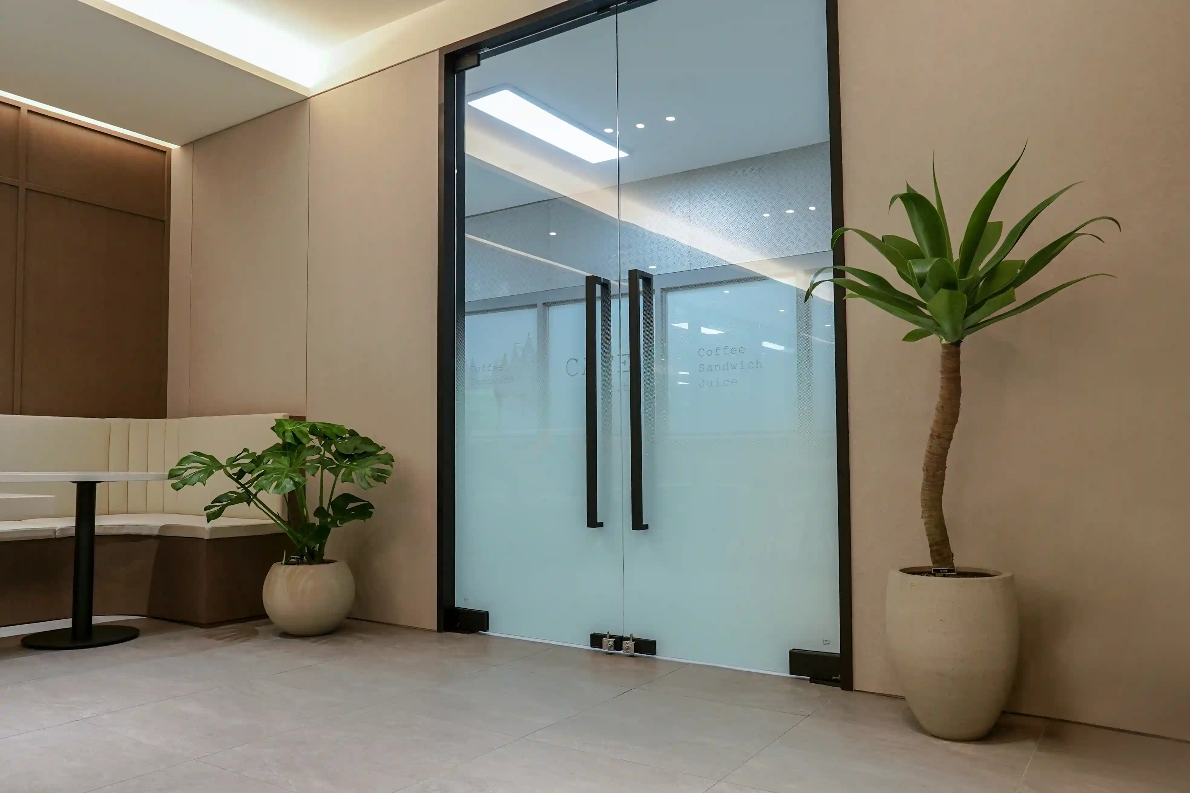 로비라운지에 디자인한 화분인테리어. 몬스테라와 유카를 활용했다.