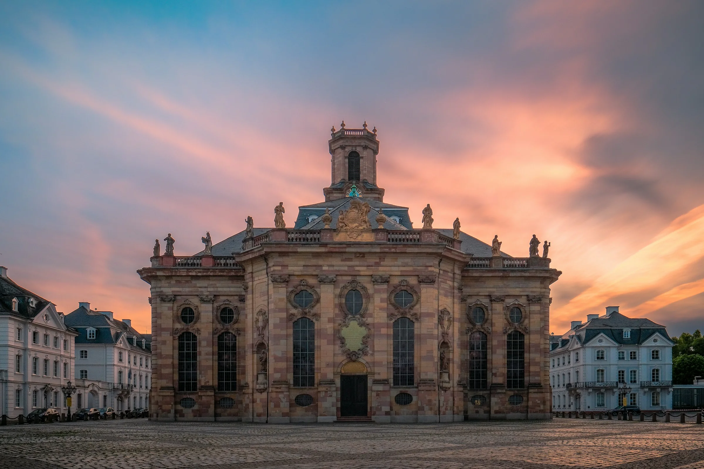 Saarbrücken, Ludwigskirche am Ludwigsplatz unter rosa Abendhimmel