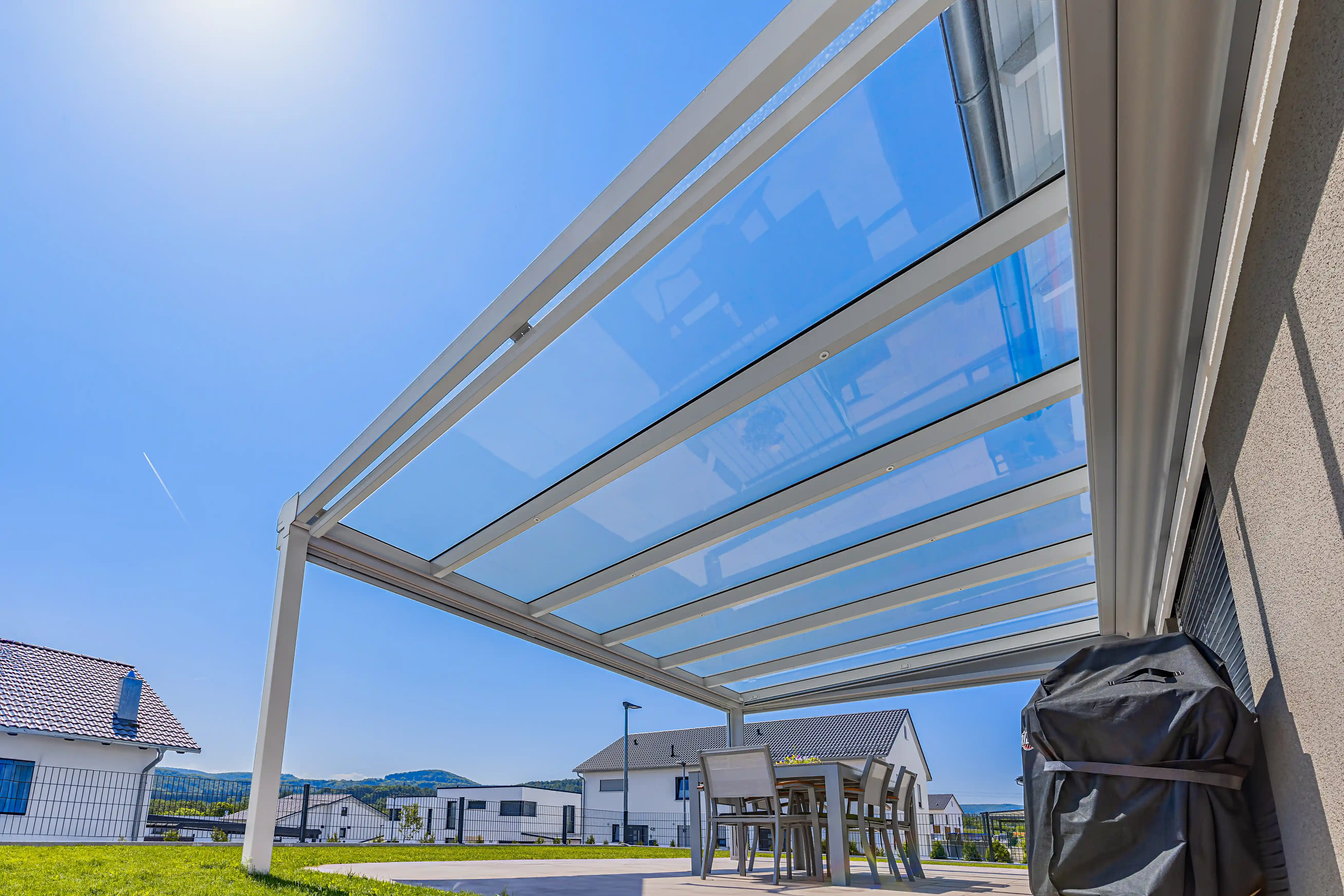 Terrassendach mit Blick durch das Glas von unten