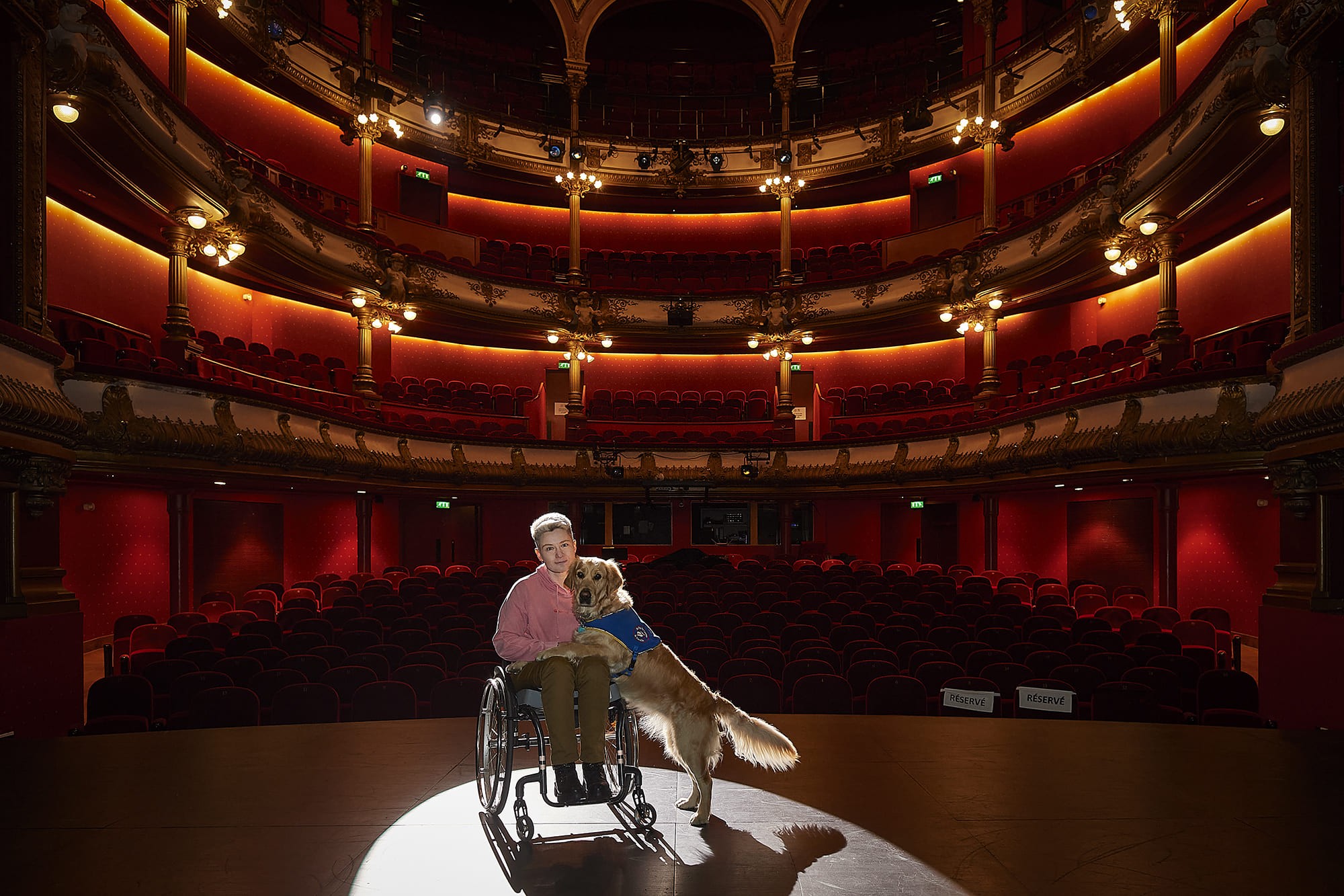 Frédéric Bourcier, photographe documentaire social, capture un moment entre Anaïs et son chien d’assistance Snow, mettant en lumière le lien fort entre la jeune femme et son handichiens.