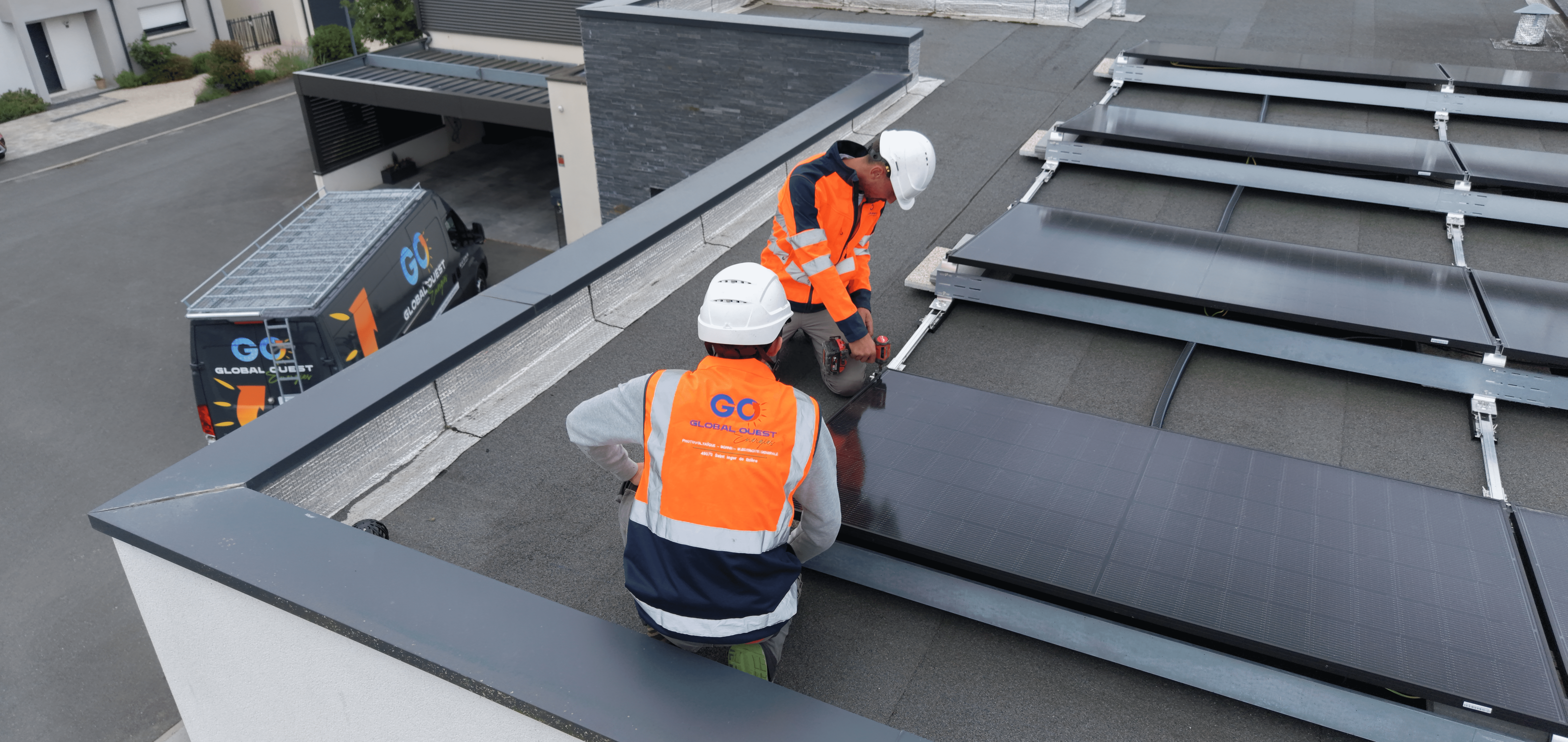 technicien installation panneaux solaires toiture